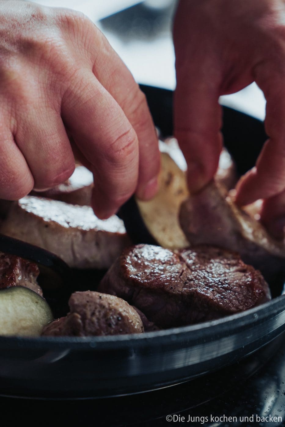 Überbackene Schweinemedaillons mit Aubergine 5 Überbackene Schweinemedaillons mit Aubergine, Käse und cremiger Sauce. Einfaches Ofengericht mit Schweinefilet für Familie und Gäste.