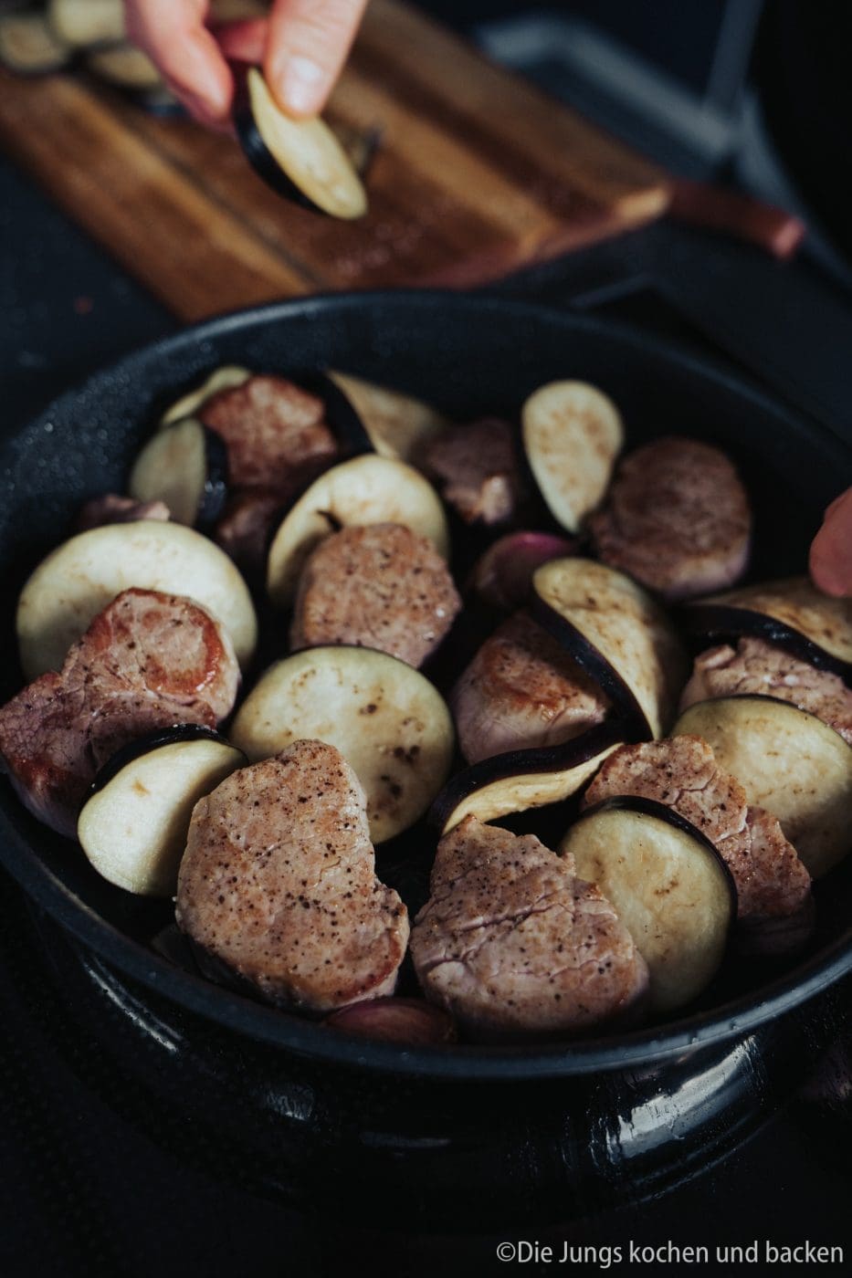 Überbackene Schweinemedaillons mit Aubergine 6 Überbackene Schweinemedaillons mit Aubergine, Käse und cremiger Sauce. Einfaches Ofengericht mit Schweinefilet für Familie und Gäste.