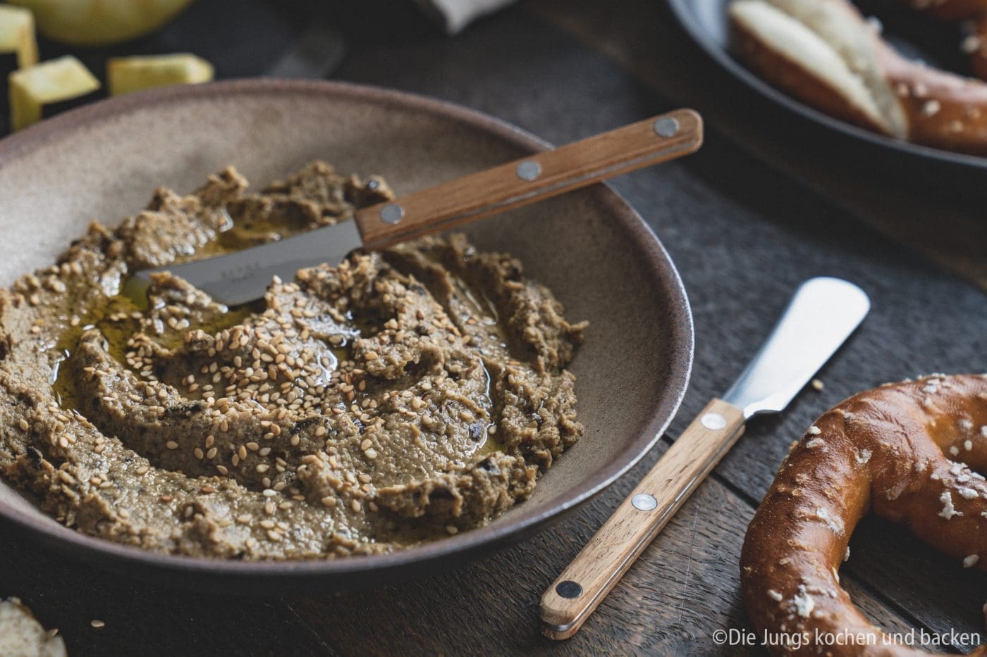 Veganer Aufstrich mit Aubergine 5 Veganer Aufstrich 1 | Wir sind absolute Fans von tollem selbstgebackenem Brot und dazu gehören eben auch Aufstriche. Davon findet man auf dem Blog schon so einige und es werden mit Sicherheit noch mehr. Da wir auch immer wieder darauf achten den Fleischkonsum gering und bei hoher Qualität zu halten, sind Aufstriche immer eine wunderbarer vegetarischer Aufstrich aufs Brot. Und heute kommt bei uns sogar veganer Aufstrich mit Aubergine auf den Tisch.