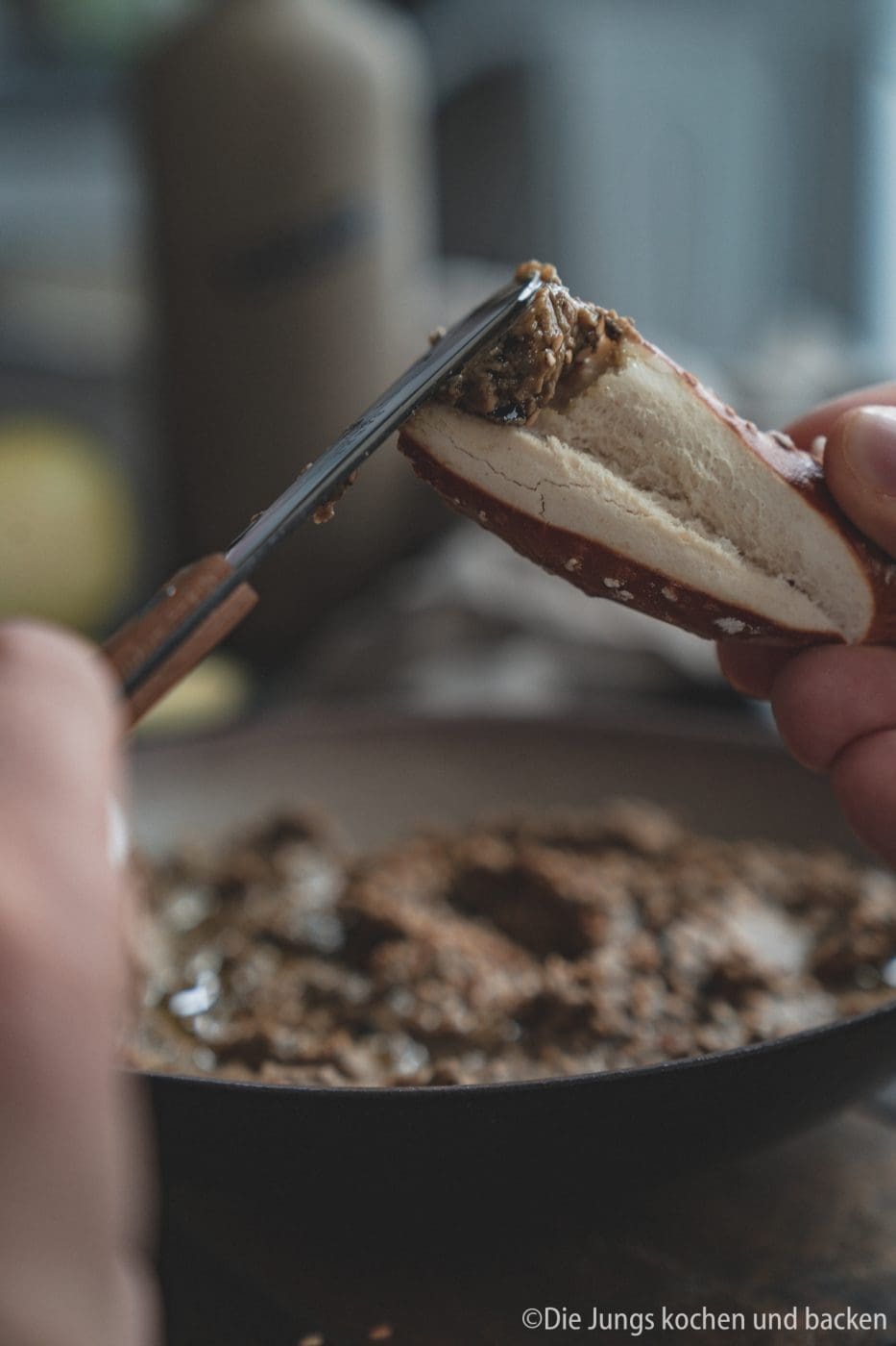 Veganer Aufstrich 4 | Wir sind absolute Fans von tollem selbstgebackenem Brot und dazu gehören eben auch Aufstriche. Davon findet man auf dem Blog schon so einige und es werden mit Sicherheit noch mehr. Da wir auch immer wieder darauf achten den Fleischkonsum gering und bei hoher Qualität zu halten, sind Aufstriche immer eine wunderbarer vegetarischer Aufstrich aufs Brot. Und heute kommt bei uns sogar veganer Aufstrich mit Aubergine auf den Tisch.