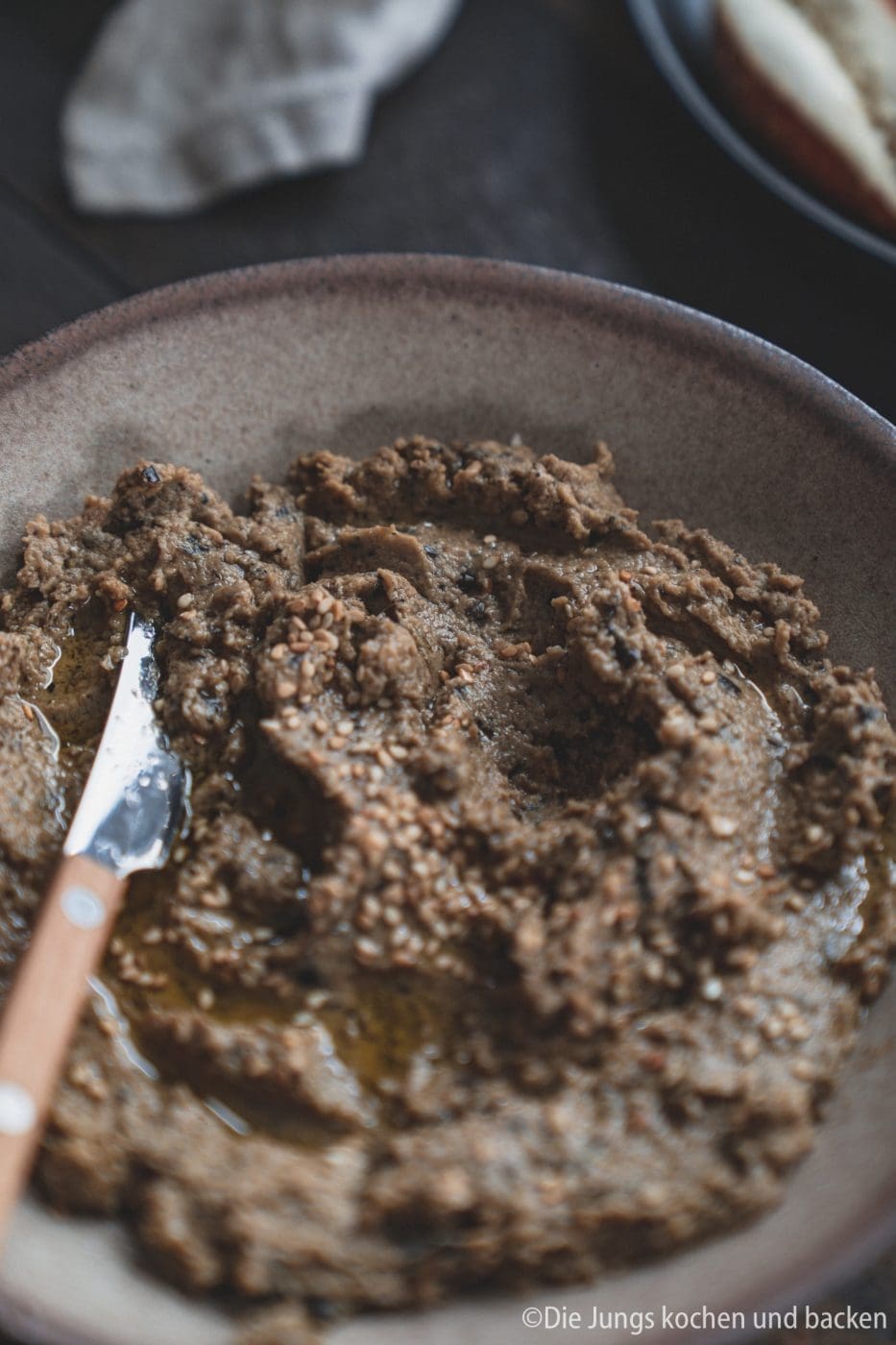 Veganer Aufstrich 6 | Wir sind absolute Fans von tollem selbstgebackenem Brot und dazu gehören eben auch Aufstriche. Davon findet man auf dem Blog schon so einige und es werden mit Sicherheit noch mehr. Da wir auch immer wieder darauf achten den Fleischkonsum gering und bei hoher Qualität zu halten, sind Aufstriche immer eine wunderbarer vegetarischer Aufstrich aufs Brot. Und heute kommt bei uns sogar veganer Aufstrich mit Aubergine auf den Tisch.