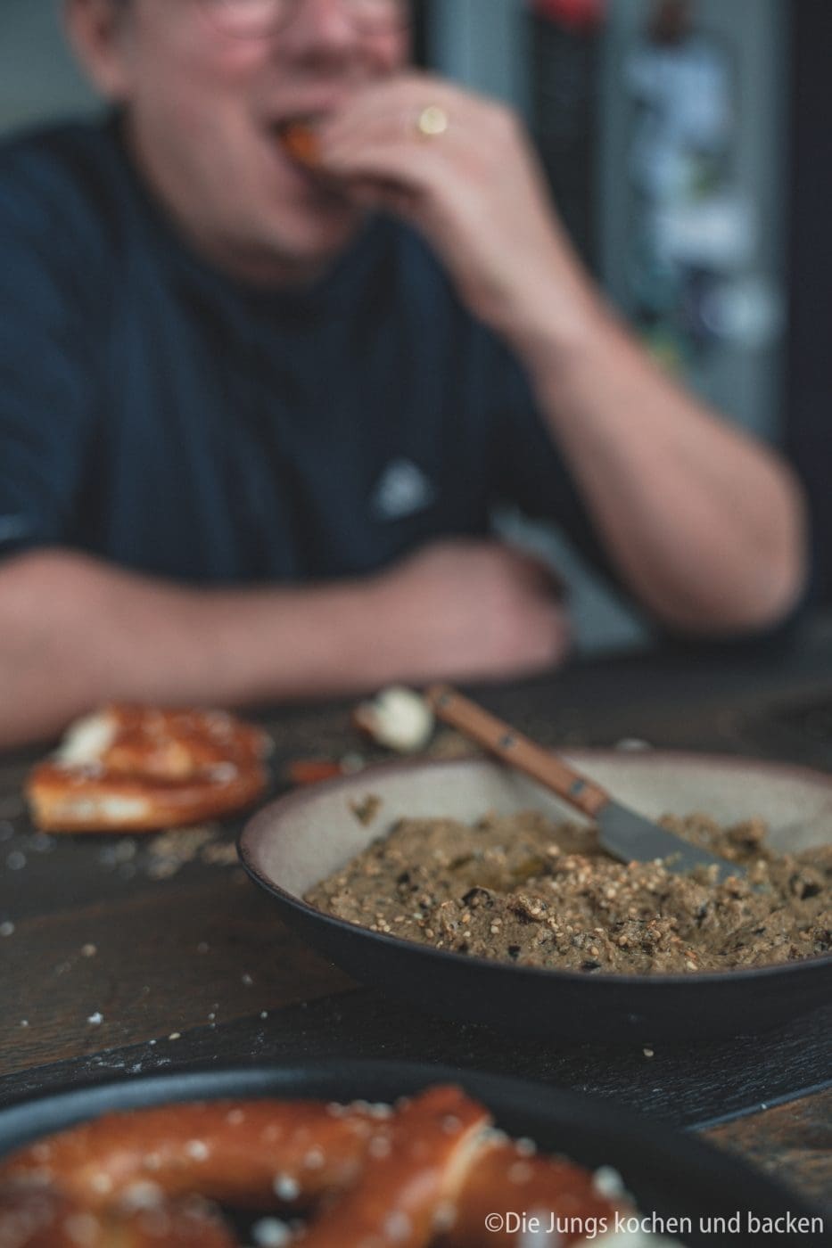 Veganer Aufstrich 7 | Wir sind absolute Fans von tollem selbstgebackenem Brot und dazu gehören eben auch Aufstriche. Davon findet man auf dem Blog schon so einige und es werden mit Sicherheit noch mehr. Da wir auch immer wieder darauf achten den Fleischkonsum gering und bei hoher Qualität zu halten, sind Aufstriche immer eine wunderbarer vegetarischer Aufstrich aufs Brot. Und heute kommt bei uns sogar veganer Aufstrich mit Aubergine auf den Tisch.