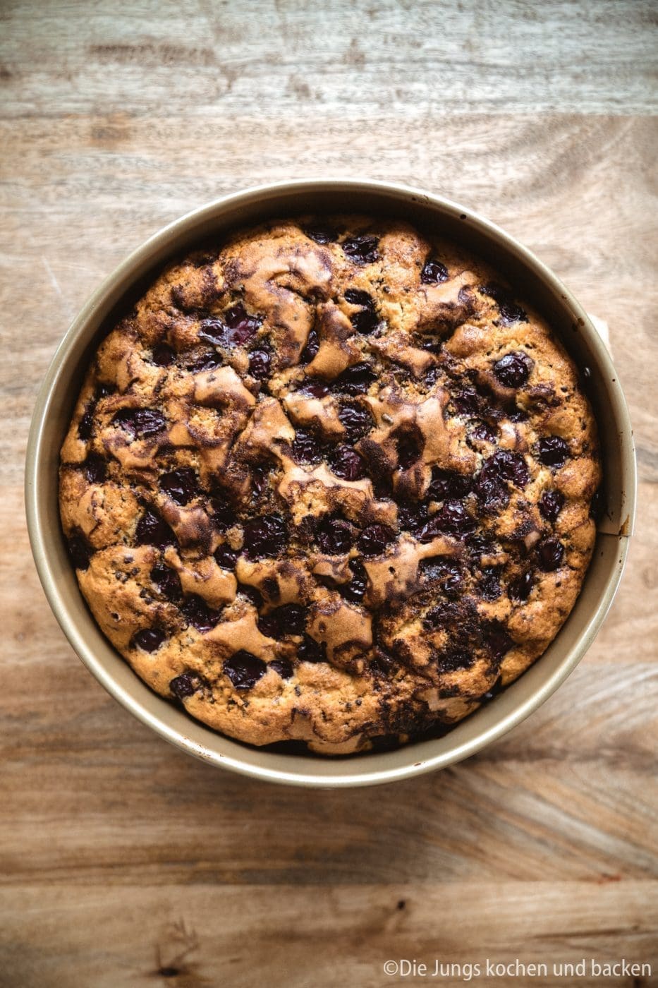 Rezept für einen versenkten Kirschkuchen. Ein schnell und einfach zubereiteter Obstkuchen. Den es immer Sonntags , wenn alle spontan Lust auf Kuchen hatten! #backen #kirschkuchen #rezepte #einfacherezepte