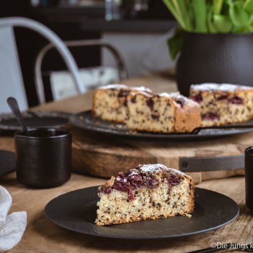 Rezept für einen versenkten Kirschkuchen. Ein schnell und einfach zubereiteter Obstkuchen. Den es immer Sonntags , wenn alle spontan Lust auf Kuchen hatten! #backen #kirschkuchen #rezepte #einfacherezepte