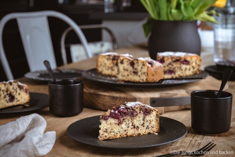 Rezept für einen versenkten Kirschkuchen. Ein schnell und einfach zubereiteter Obstkuchen. Den es immer Sonntags , wenn alle spontan Lust auf Kuchen hatten! #backen #kirschkuchen #rezepte #einfacherezepte
