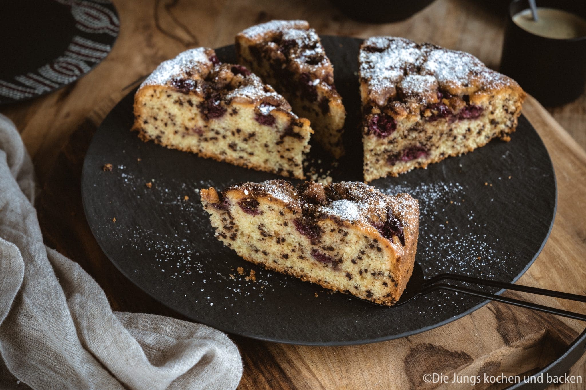 Rezept für einen versenkten Kirschkuchen. Ein schnell und einfach zubereiteter Obstkuchen. Den es immer Sonntags , wenn alle spontan Lust auf Kuchen hatten! #backen #kirschkuchen #rezepte #einfacherezepte