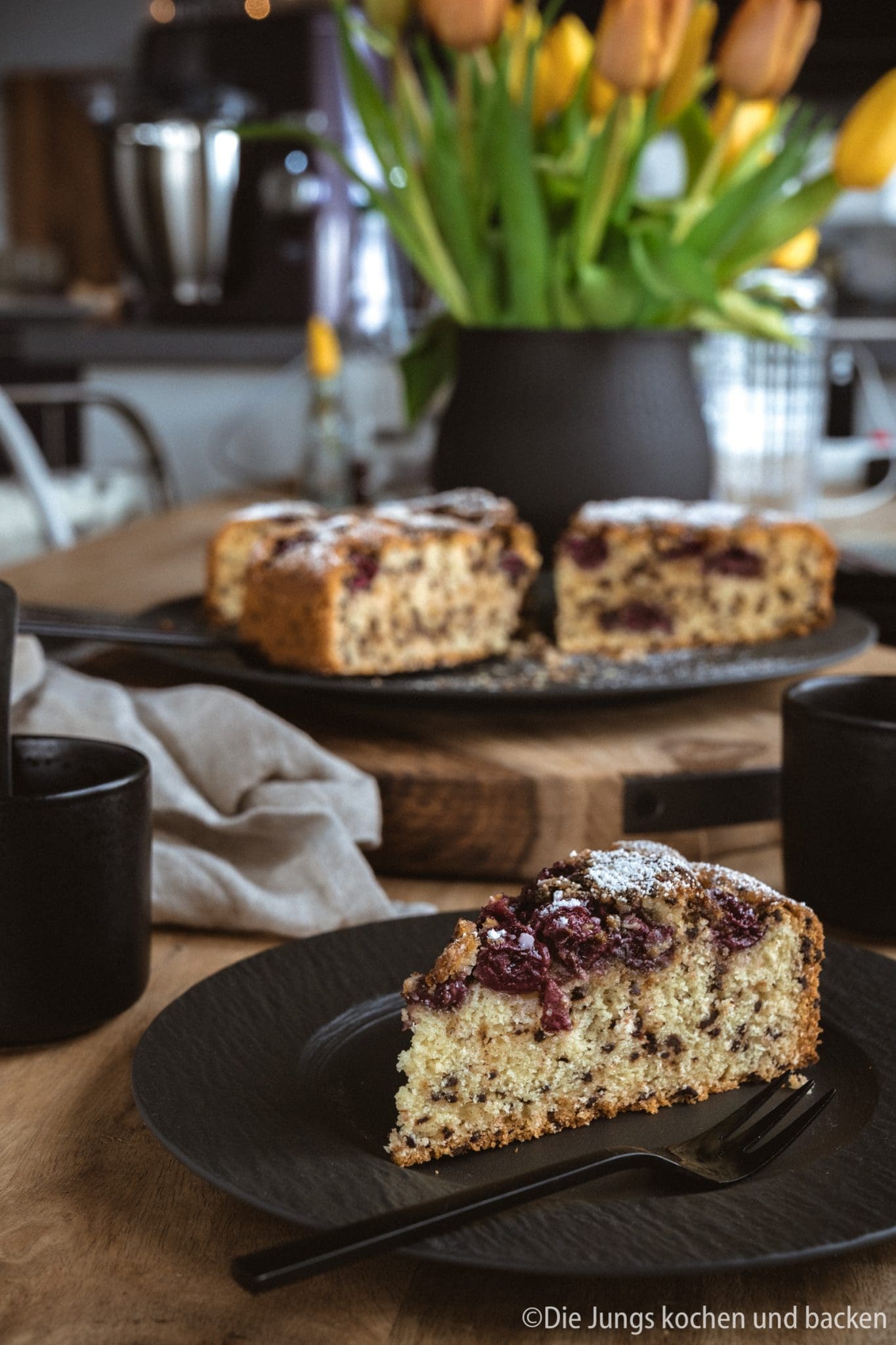 Versunkener Kirschkuchen mit Schokostreuseln