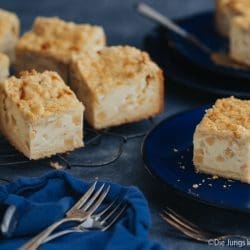 Cremiger Schmandkuchen mit Streuseln – saftig, goldbraun gebacken und perfekt zum Kaffee
