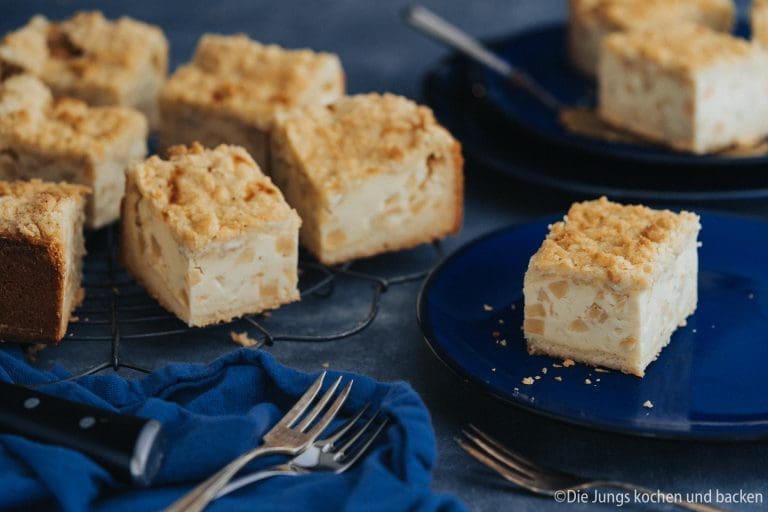 Cremiger Schmandkuchen mit Streuseln – saftig, goldbraun gebacken und perfekt zum Kaffee