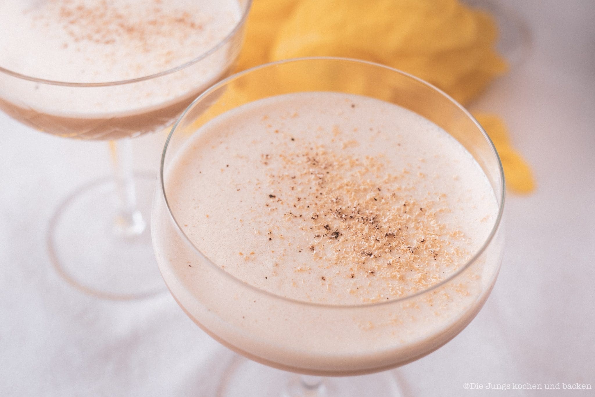 Coffee Eggnog 6 scaled | An Ostern steht der Eierlikör immer hoch im Kurs … ok, den Rest des Jahres auch. Aber gerade um die Ostertage basteln wir immer an extra vielen Rezepten um unser Lieblingsgetränk. Als wir uns mit Maja, Mika, Theres und Benni zum Osterbrunch verabredet haben, war schon mal schnell klar, dass ich einen Begrüßungsdrink zaubern möchte! So ein Osterbrunch kann ja auch gerne mal mit einem Cocktail starten – ist ja ein Feiertag! Unser Coffee Eggnog war der perfekte Begrüßungsdrink zum Food.Blog.Friends Osterbrunch – außerdem zählt er zu den nicht mehr so bekannten Eggnog Cocktails.