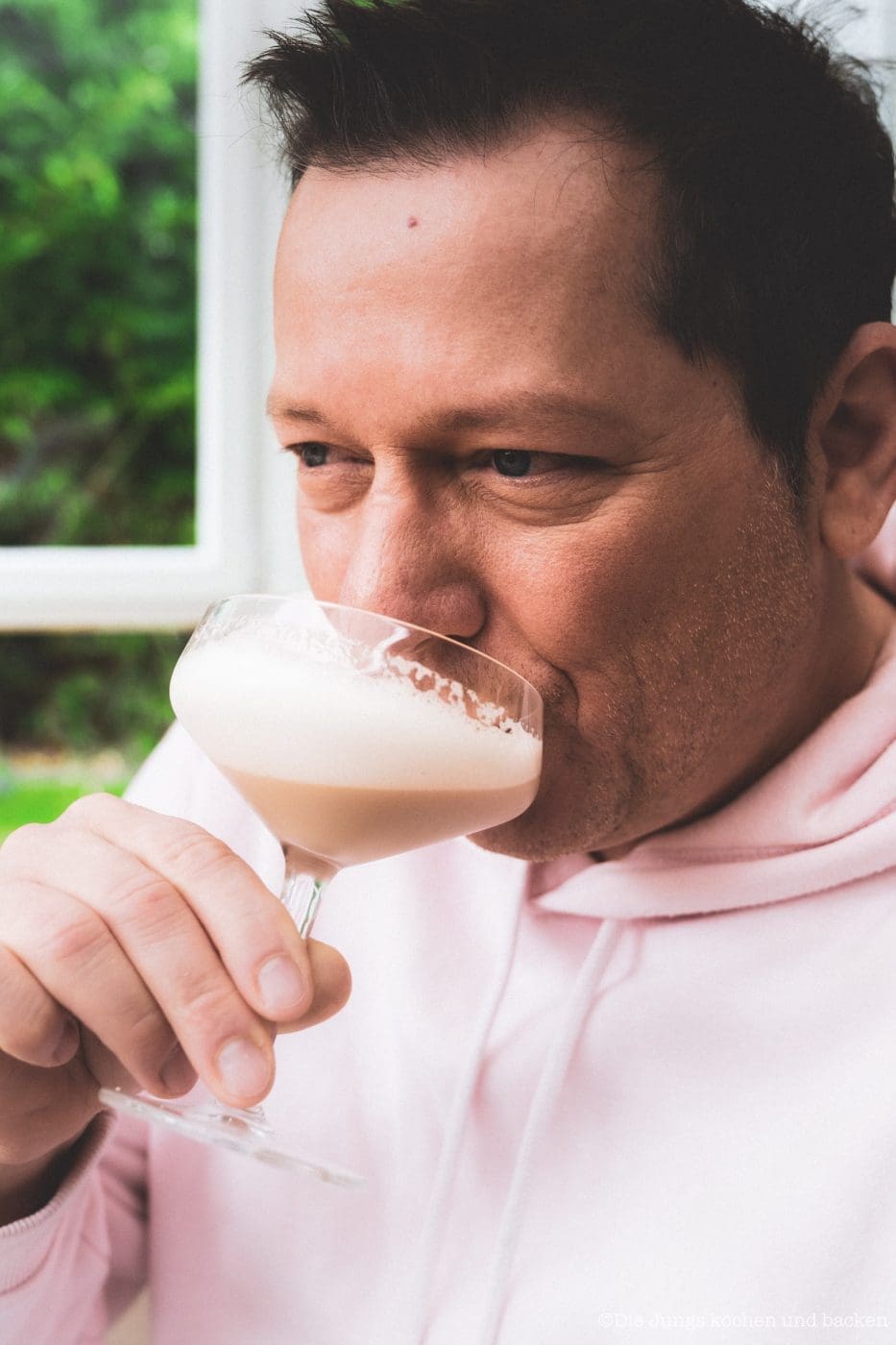 Coffee Eggnog 7 | An Ostern steht der Eierlikör immer hoch im Kurs … ok, den Rest des Jahres auch. Aber gerade um die Ostertage basteln wir immer an extra vielen Rezepten um unser Lieblingsgetränk. Als wir uns mit Maja, Mika, Theres und Benni zum Osterbrunch verabredet haben, war schon mal schnell klar, dass ich einen Begrüßungsdrink zaubern möchte! So ein Osterbrunch kann ja auch gerne mal mit einem Cocktail starten – ist ja ein Feiertag! Unser Coffee Eggnog war der perfekte Begrüßungsdrink zum Food.Blog.Friends Osterbrunch – außerdem zählt er zu den nicht mehr so bekannten Eggnog Cocktails.