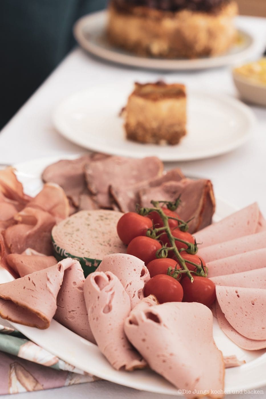 Coffee Eggnog 9 | An Ostern steht der Eierlikör immer hoch im Kurs … ok, den Rest des Jahres auch. Aber gerade um die Ostertage basteln wir immer an extra vielen Rezepten um unser Lieblingsgetränk. Als wir uns mit Maja, Mika, Theres und Benni zum Osterbrunch verabredet haben, war schon mal schnell klar, dass ich einen Begrüßungsdrink zaubern möchte! So ein Osterbrunch kann ja auch gerne mal mit einem Cocktail starten – ist ja ein Feiertag! Unser Coffee Eggnog war der perfekte Begrüßungsdrink zum Food.Blog.Friends Osterbrunch – außerdem zählt er zu den nicht mehr so bekannten Eggnog Cocktails.