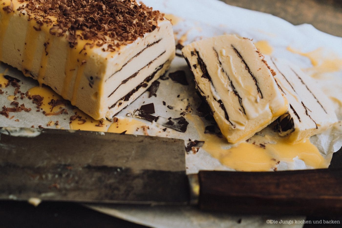 Eierlikör Parfait mit Knusperschokolade zum Food.Blog.Friends Osterbrunch 9 Eierlikör Parfait 11 | Langsam aber sicher geht es auf Ostern zu! Normalerweise würden nun die Rezepte zu diesem Anlass auf dem Blog wieder ein dickes Plus an Aufrufen verzeichnen. Aber dieses Jahr wird Ostern wohl ein wenig anders sein! Eines steht dennoch fest, Es wird stattfinden und für uns gehört zur Osterzeit eben auch eine Menge an Leckereien. Daher haben wir uns schon vor ein paar Wochen mit Maja von Moey's Kitchen und Theres & Benni von Gernekochen zum ersten Food.Blog.Friends in 2020 getroffen und gemeinsam tolle Osterschlemmereien für euch gezaubert. Den Anfang macht unser Eierlikör Parfait mit Knusperschokolade.