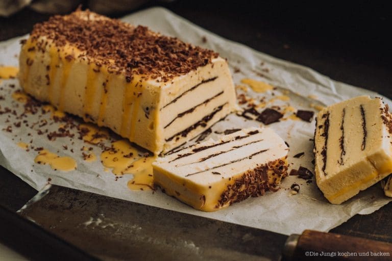 Eierlikör Parfait 6 | Kaum etwas gehört für uns so sehr zum Sommer wie selbst gemachtes Eis – aber ehrlich gesagt löffeln wir es das ganze Jahr. Über die Jahre ist eine bunte Sammlung entstanden: cremiges Milcheis aus der Eismaschine, fruchtige Sorbets, leichtes Joghurteis und richtig angeberische Eisdesserts.