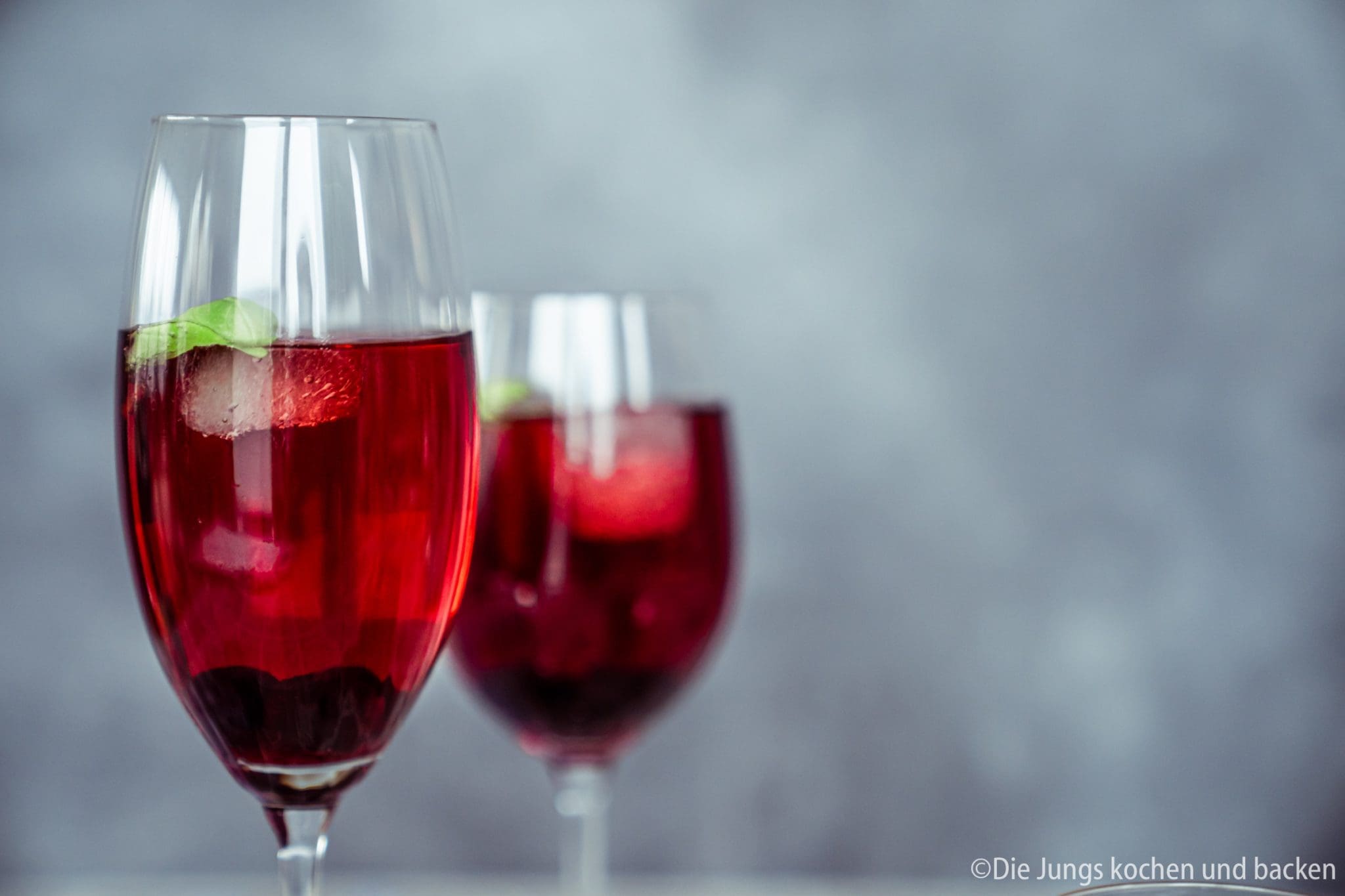 Kirsch-Basilikum Spritz 2 Kirsch Basilikum Spritz zwiesel glas 4 scaled | Wie klingt eine gute Zeit mit lieben Menschen um einen herum? Für uns ist es der Klang beim Anstoßen mit einem guten Wein oder einem anderen Drink. Er verspricht Geselligkeit, viel Lachen und auch eine gute Portion Leckereien ... zumindest bei uns! Das erste "KLING" eines schönen Abends ist oft das des Aperitifs. Ein leckerer Drink gibt den Ton für den Abend vor und ist der Start unserer geselligen Runden. Ein sehr liebgewonnener Aperitif ist unser Kirsch-Basilikum Spritz und das Rezept dafür verraten wir euch gleich. Vorher zeigen wir euch auch noch ein paar unserer liebsten Neuheiten der neuen Dachmarke ZWIESEL GLAS von der diesjährigen Ambiente.