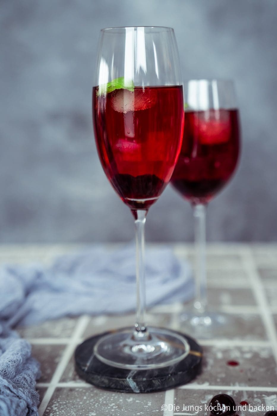 Kirsch-Basilikum Spritz 19 Kirsch Basilikum Spritz zwiesel glas 5 | Wie klingt eine gute Zeit mit lieben Menschen um einen herum? Für uns ist es der Klang beim Anstoßen mit einem guten Wein oder einem anderen Drink. Er verspricht Geselligkeit, viel Lachen und auch eine gute Portion Leckereien ... zumindest bei uns! Das erste "KLING" eines schönen Abends ist oft das des Aperitifs. Ein leckerer Drink gibt den Ton für den Abend vor und ist der Start unserer geselligen Runden. Ein sehr liebgewonnener Aperitif ist unser Kirsch-Basilikum Spritz und das Rezept dafür verraten wir euch gleich. Vorher zeigen wir euch auch noch ein paar unserer liebsten Neuheiten der neuen Dachmarke ZWIESEL GLAS von der diesjährigen Ambiente.