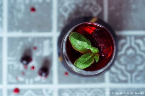 Kirsch Basilikum Spritz zwiesel glas 8 | Wie klingt eine gute Zeit mit lieben Menschen um einen herum? Für uns ist es der Klang beim Anstoßen mit einem guten Wein oder einem anderen Drink. Er verspricht Geselligkeit, viel Lachen und auch eine gute Portion Leckereien ... zumindest bei uns! Das erste "KLING" eines schönen Abends ist oft das des Aperitifs. Ein leckerer Drink gibt den Ton für den Abend vor und ist der Start unserer geselligen Runden. Ein sehr liebgewonnener Aperitif ist unser Kirsch-Basilikum Spritz und das Rezept dafür verraten wir euch gleich. Vorher zeigen wir euch auch noch ein paar unserer liebsten Neuheiten der neuen Dachmarke ZWIESEL GLAS von der diesjährigen Ambiente.