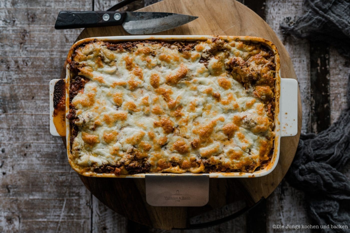 Lasagne al forno 6 | Nachdem wir jetzt in der vergangenen Woche selber Mehl gemahlen, Pastateig selber zu bereitet und natürlich auch damit Nudeln hergestellt haben, ist es wirklich Zeit dafür, unser uraltes Rezept für eine Lasagne al forno einmal ein wenig zu überholen. Da passte es doch perfekt, dass wir dringend ein wenig Comfort-Food brauchten, also Essen, bei dem es einem einfach gut gehen muss. Das Rezept stammt aus unseren Kinderschuhen aus dem Jahr 2013. Keine Sorge. Das Rezept war damals schon Klasse und wir haben es auch bis heute nicht verändert.
