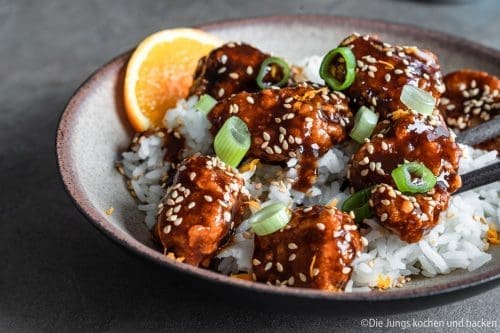 Orange Chicken 4 | Wie steht ihr zu herzhaften Gerichten mit einer süßlichen Komponente? Ich liebe es!!! Meine erste Berührungspunkte damit hatte ich im asiatischen Essen. Als es das erste mal ein mildes Curry mit Früchten bei mir gab, war es um mich geschehen ... na ja, es ist sogar ein wenig mehr als das. Sobald ich etwas auf einer Speisekarte erblicke, das mit süßen, fruchtigen Aromen gemacht ist, weiß Torsten sofort, was ich bestelle. Genau so ging es mir bei unserem heutigen Rezept, das mich von der Karte anlächelte und seither kochen wir beide es immer wieder gerne selber in unserer Küche - Orange Chicken!