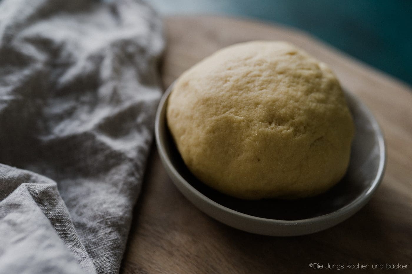 Pasta Grundrezept 11 | Wir beide essen wirklich selten Pasta. Nicht, weil wir sie nicht mögen ... ganz im Gegenteil, sondern weil wir unter der Woche immer mehr versuchen, nicht zu viele Kohlenhydrate zu futtern. Aber so ganz klappt das natürlich nicht immer. Da wollen wir mal ganz ehrlich sein. Wenn wir dann aber Nudeln kochen wollen, dann sind die aus selbst gemachtem Pastateig mittlerweile Pflicht.