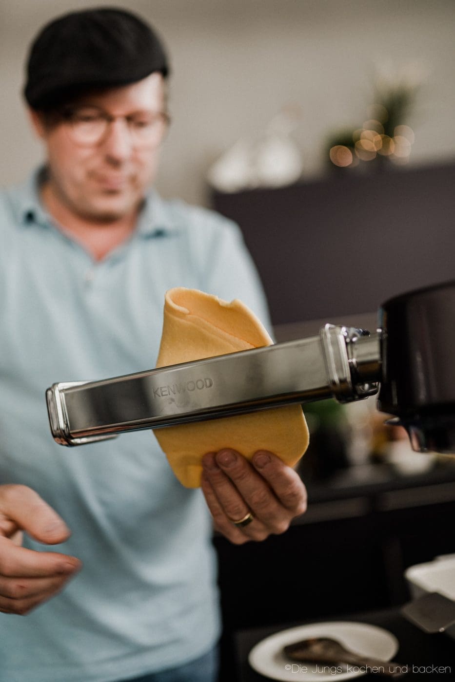 Pasta Grundrezept 12 | Wir beide essen wirklich selten Pasta. Nicht, weil wir sie nicht mögen ... ganz im Gegenteil, sondern weil wir unter der Woche immer mehr versuchen, nicht zu viele Kohlenhydrate zu futtern. Aber so ganz klappt das natürlich nicht immer. Da wollen wir mal ganz ehrlich sein. Wenn wir dann aber Nudeln kochen wollen, dann sind die aus selbst gemachtem Pastateig mittlerweile Pflicht.