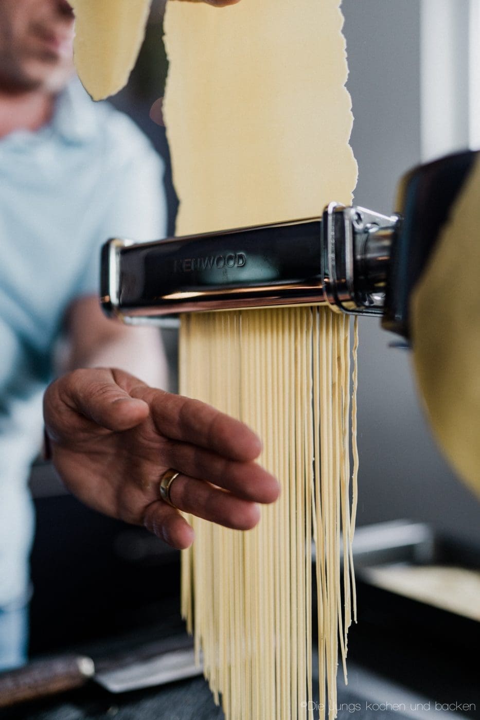 Pasta Grundrezept 13 | Wir beide essen wirklich selten Pasta. Nicht, weil wir sie nicht mögen ... ganz im Gegenteil, sondern weil wir unter der Woche immer mehr versuchen, nicht zu viele Kohlenhydrate zu futtern. Aber so ganz klappt das natürlich nicht immer. Da wollen wir mal ganz ehrlich sein. Wenn wir dann aber Nudeln kochen wollen, dann sind die aus selbst gemachtem Pastateig mittlerweile Pflicht.