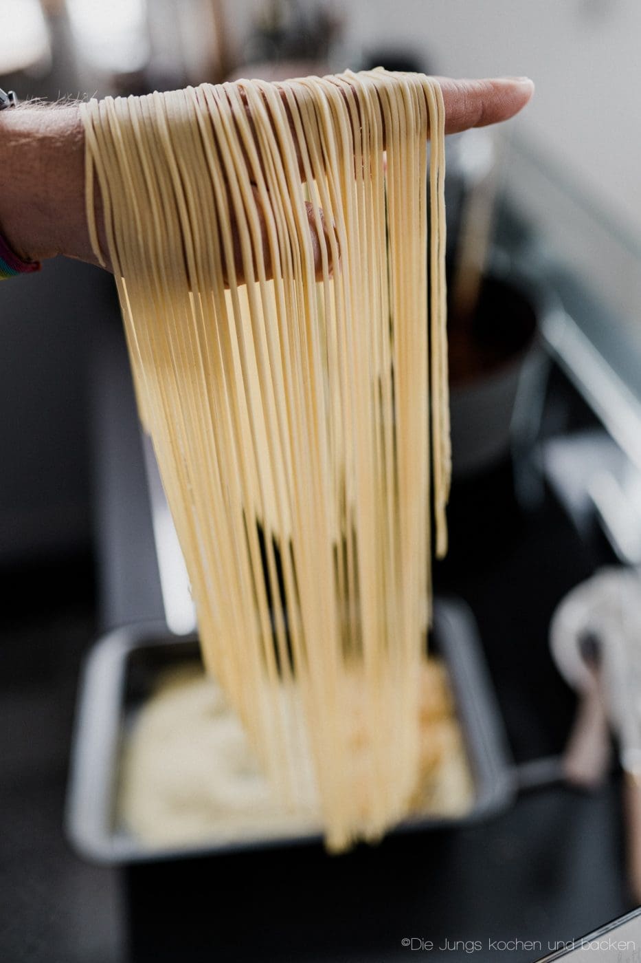 Pasta Grundrezept 14 | Wir beide essen wirklich selten Pasta. Nicht, weil wir sie nicht mögen ... ganz im Gegenteil, sondern weil wir unter der Woche immer mehr versuchen, nicht zu viele Kohlenhydrate zu futtern. Aber so ganz klappt das natürlich nicht immer. Da wollen wir mal ganz ehrlich sein. Wenn wir dann aber Nudeln kochen wollen, dann sind die aus selbst gemachtem Pastateig mittlerweile Pflicht.
