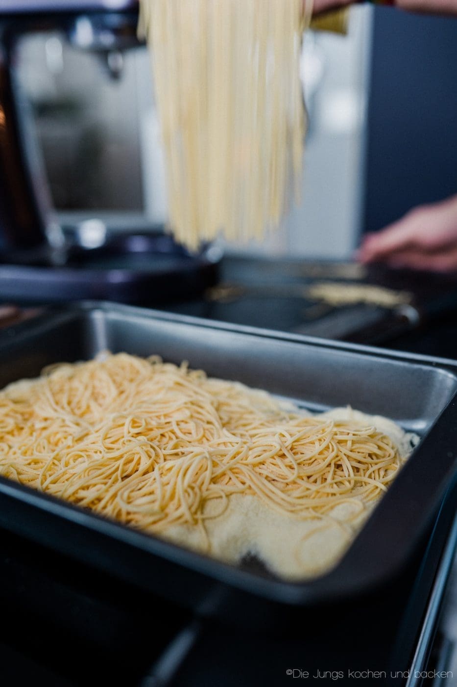 Pasta Grundrezept 15 | Wir beide essen wirklich selten Pasta. Nicht, weil wir sie nicht mögen ... ganz im Gegenteil, sondern weil wir unter der Woche immer mehr versuchen, nicht zu viele Kohlenhydrate zu futtern. Aber so ganz klappt das natürlich nicht immer. Da wollen wir mal ganz ehrlich sein. Wenn wir dann aber Nudeln kochen wollen, dann sind die aus selbst gemachtem Pastateig mittlerweile Pflicht.