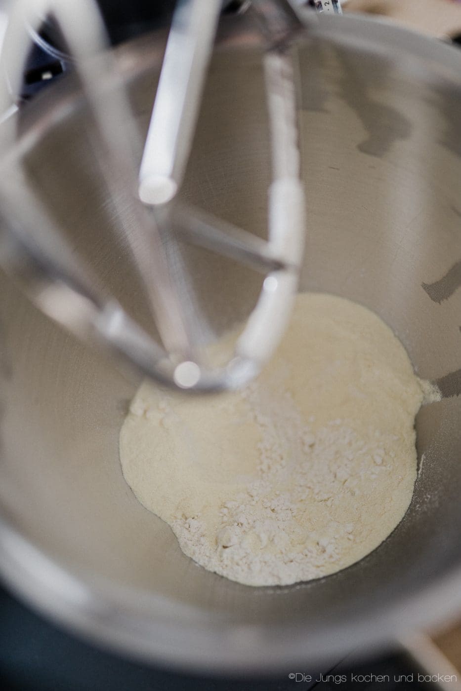 Pasta Grundrezept 2 | Wir beide essen wirklich selten Pasta. Nicht, weil wir sie nicht mögen ... ganz im Gegenteil, sondern weil wir unter der Woche immer mehr versuchen, nicht zu viele Kohlenhydrate zu futtern. Aber so ganz klappt das natürlich nicht immer. Da wollen wir mal ganz ehrlich sein. Wenn wir dann aber Nudeln kochen wollen, dann sind die aus selbst gemachtem Pastateig mittlerweile Pflicht.