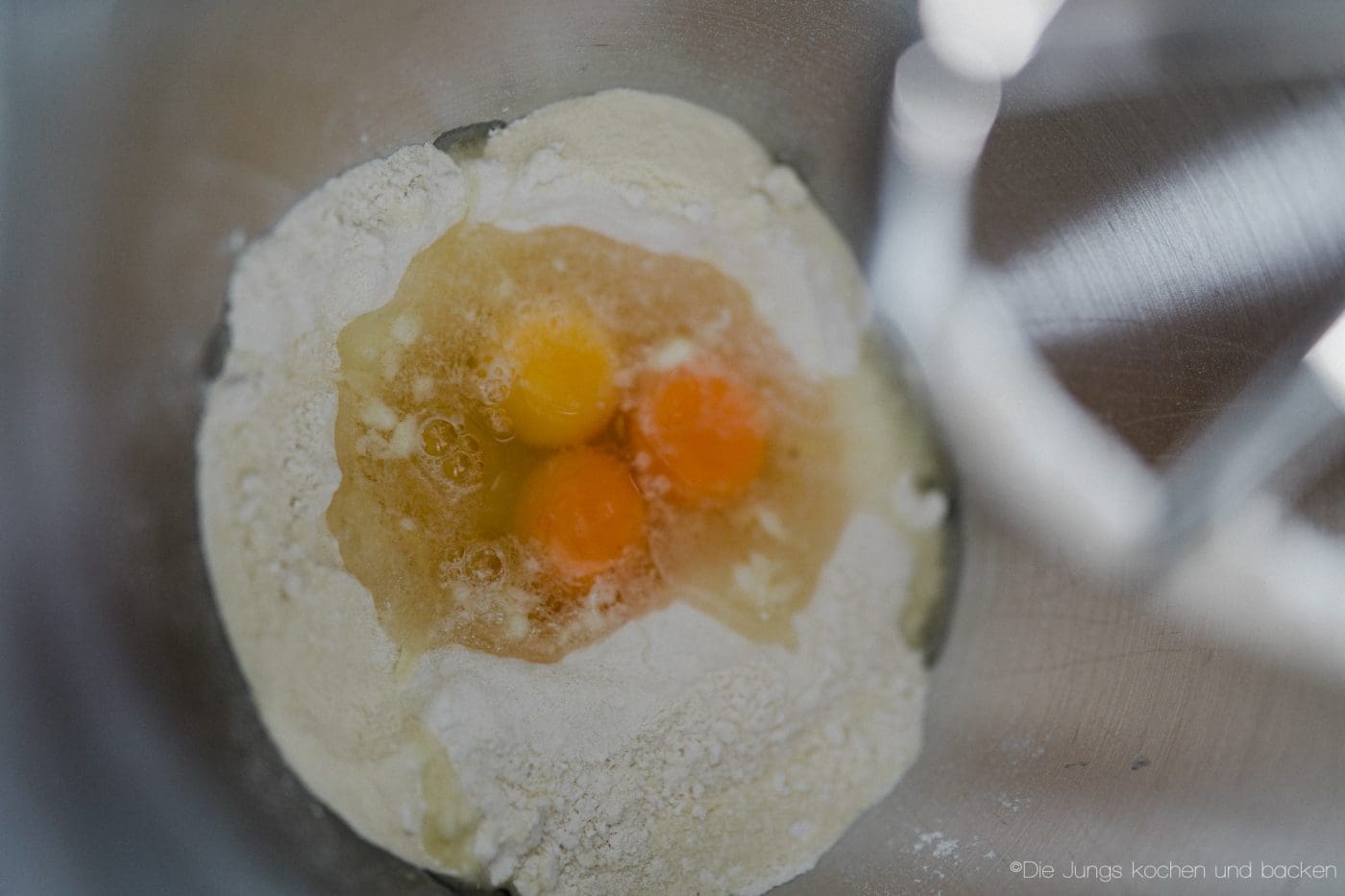 Pasta Grundrezept 3 | Wir beide essen wirklich selten Pasta. Nicht, weil wir sie nicht mögen ... ganz im Gegenteil, sondern weil wir unter der Woche immer mehr versuchen, nicht zu viele Kohlenhydrate zu futtern. Aber so ganz klappt das natürlich nicht immer. Da wollen wir mal ganz ehrlich sein. Wenn wir dann aber Nudeln kochen wollen, dann sind die aus selbst gemachtem Pastateig mittlerweile Pflicht.