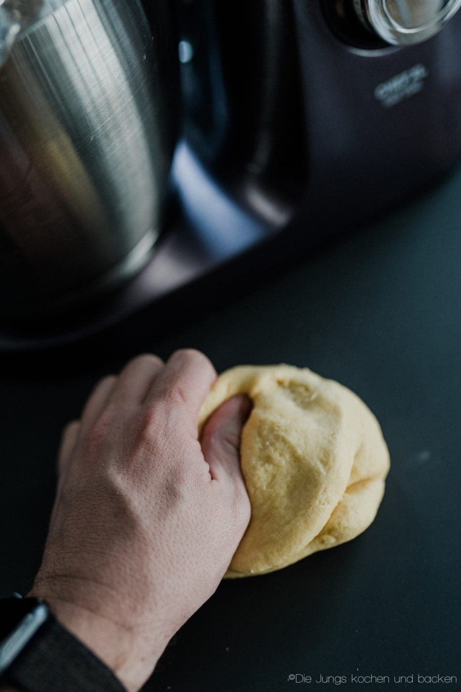 Pasta Grundrezept 5 | Wir beide essen wirklich selten Pasta. Nicht, weil wir sie nicht mögen ... ganz im Gegenteil, sondern weil wir unter der Woche immer mehr versuchen, nicht zu viele Kohlenhydrate zu futtern. Aber so ganz klappt das natürlich nicht immer. Da wollen wir mal ganz ehrlich sein. Wenn wir dann aber Nudeln kochen wollen, dann sind die aus selbst gemachtem Pastateig mittlerweile Pflicht.
