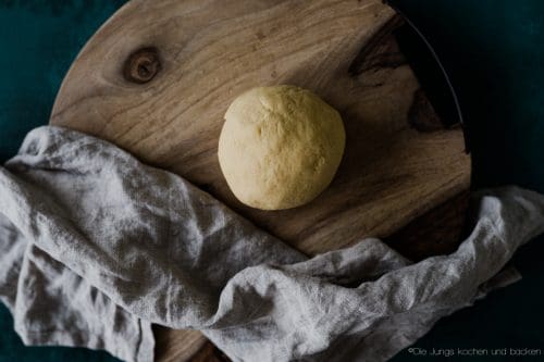Pasta Grundrezept 6 | Wir beide essen wirklich selten Pasta. Nicht, weil wir sie nicht mögen ... ganz im Gegenteil, sondern weil wir unter der Woche immer mehr versuchen, nicht zu viele Kohlenhydrate zu futtern. Aber so ganz klappt das natürlich nicht immer. Da wollen wir mal ganz ehrlich sein. Wenn wir dann aber Nudeln kochen wollen, dann sind die aus selbst gemachtem Pastateig mittlerweile Pflicht.