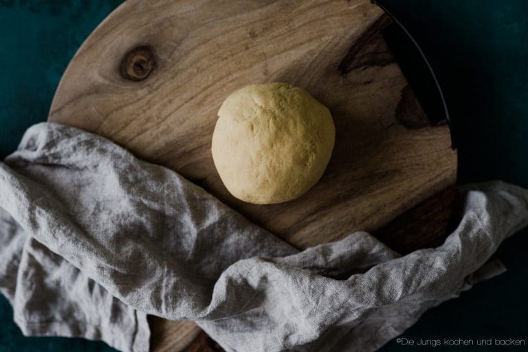 Pasta Grundrezept 6 | Pasta mit Garnelen in einer cremigen Gin-Zitronen-Sauce – fertig in gut 30 Minuten. Der Gin bringt durch seine Botanicals eine würzige Tiefe in die Sauce, die kein Weißwein ersetzen kann. Mit Fischfond, Zitrone und Sahne entsteht ein frisches, cremiges Gericht, das nach mehr aussieht als nach schneller Feierabendküche.