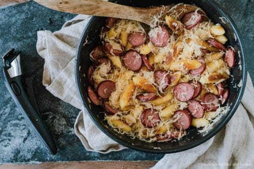 Tefal Pfannengerichte 14 | Schupfnudeln mit Kraut und Kabanossi. Zum einen ist das ein Gericht, das Sascha's Mama früher oft&nbsp;zubereitet&nbsp;und das&nbsp;die Familie immer gerne gegessen hat. Zum anderen verarbeitet Torsten's Mama jedes Jahr mit ihrer&nbsp;Freundin Brigitte Weißkohl zu Sauerkraut. Das Kraut wird in einem alten kühlen Keller in Steingut-Behältern&nbsp;gelagert und zum Jahresbeginn ist es fertig. Meist wird ein Teil&nbsp;dann noch schnell während der kalten Jahreszeit verputzt, aber ein großer Teil wird zum Einfrieren&nbsp;an die Familie verteilt. Also haben wir endlich das Rezept für Krautschupfnudeln mit Kabanossi aufgeschrieben.