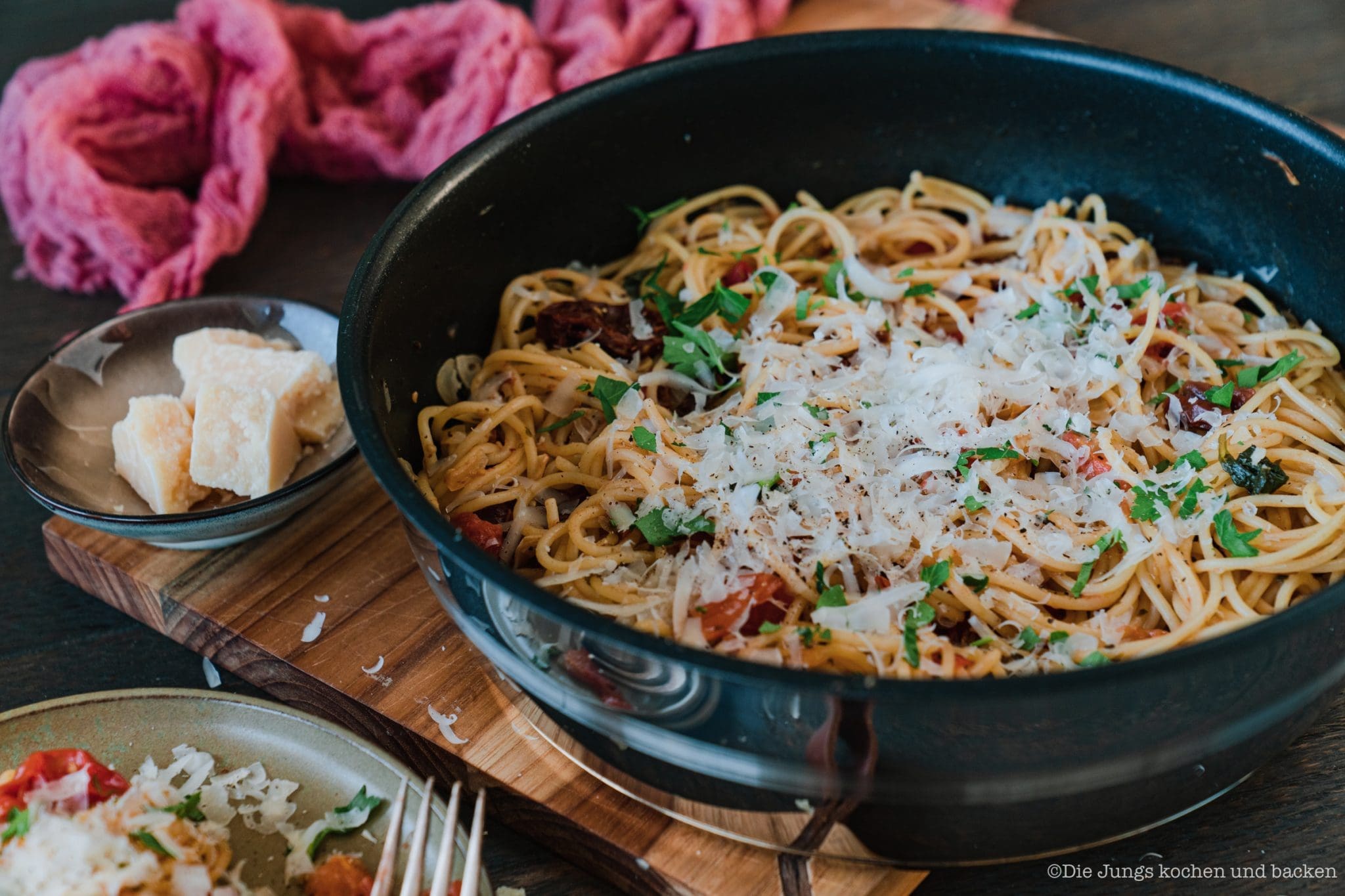 Tefal Pfannengerichte 35 scaled | Der "One Pan" oder "One Pot"-Trend ist definitiv kein neuer, aber man sagt ja nicht umsonst "Oldie but Goldie". Wir sind immer noch riesen Fans dieser Zubereitungsmethode. Denn sie ist so unkompliziert und schnell - einfach perfekt für ein flottes Lunch im Home-Office oder auch am Abend als Feierabendküche. Unsere schnelle Pasta mit Tomate & Knoblauch ist also so schnell auf dem Tisch, das ihr es selbst kaum glauben könnt. Alles was ihr braucht ist eine Pfanne und 20 Minuten!