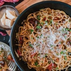 Tefal Pfannengerichte 36 | Es gibt kaum etwas, das so zuverlässig glücklich macht wie ein Teller Pasta – oder ein cremiges Risotto. Kein Wunder, dass diese Gerichte bei uns ständig auf dem Tisch stehen.