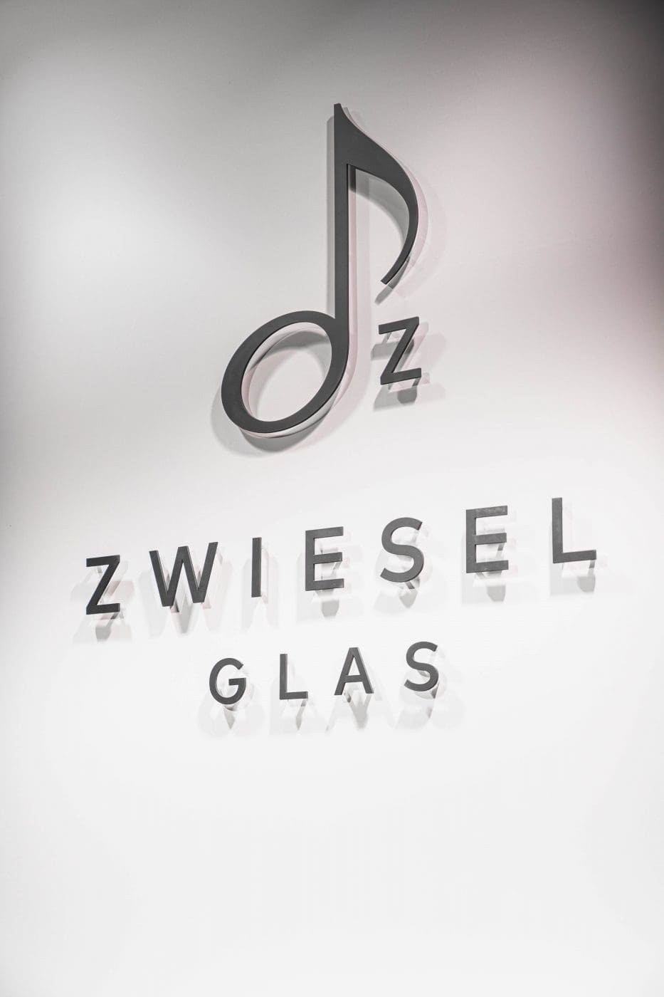 Kirsch-Basilikum Spritz 10 Zwiesel Ambiente 20 14 | Wie klingt eine gute Zeit mit lieben Menschen um einen herum? Für uns ist es der Klang beim Anstoßen mit einem guten Wein oder einem anderen Drink. Er verspricht Geselligkeit, viel Lachen und auch eine gute Portion Leckereien ... zumindest bei uns! Das erste "KLING" eines schönen Abends ist oft das des Aperitifs. Ein leckerer Drink gibt den Ton für den Abend vor und ist der Start unserer geselligen Runden. Ein sehr liebgewonnener Aperitif ist unser Kirsch-Basilikum Spritz und das Rezept dafür verraten wir euch gleich. Vorher zeigen wir euch auch noch ein paar unserer liebsten Neuheiten der neuen Dachmarke ZWIESEL GLAS von der diesjährigen Ambiente.