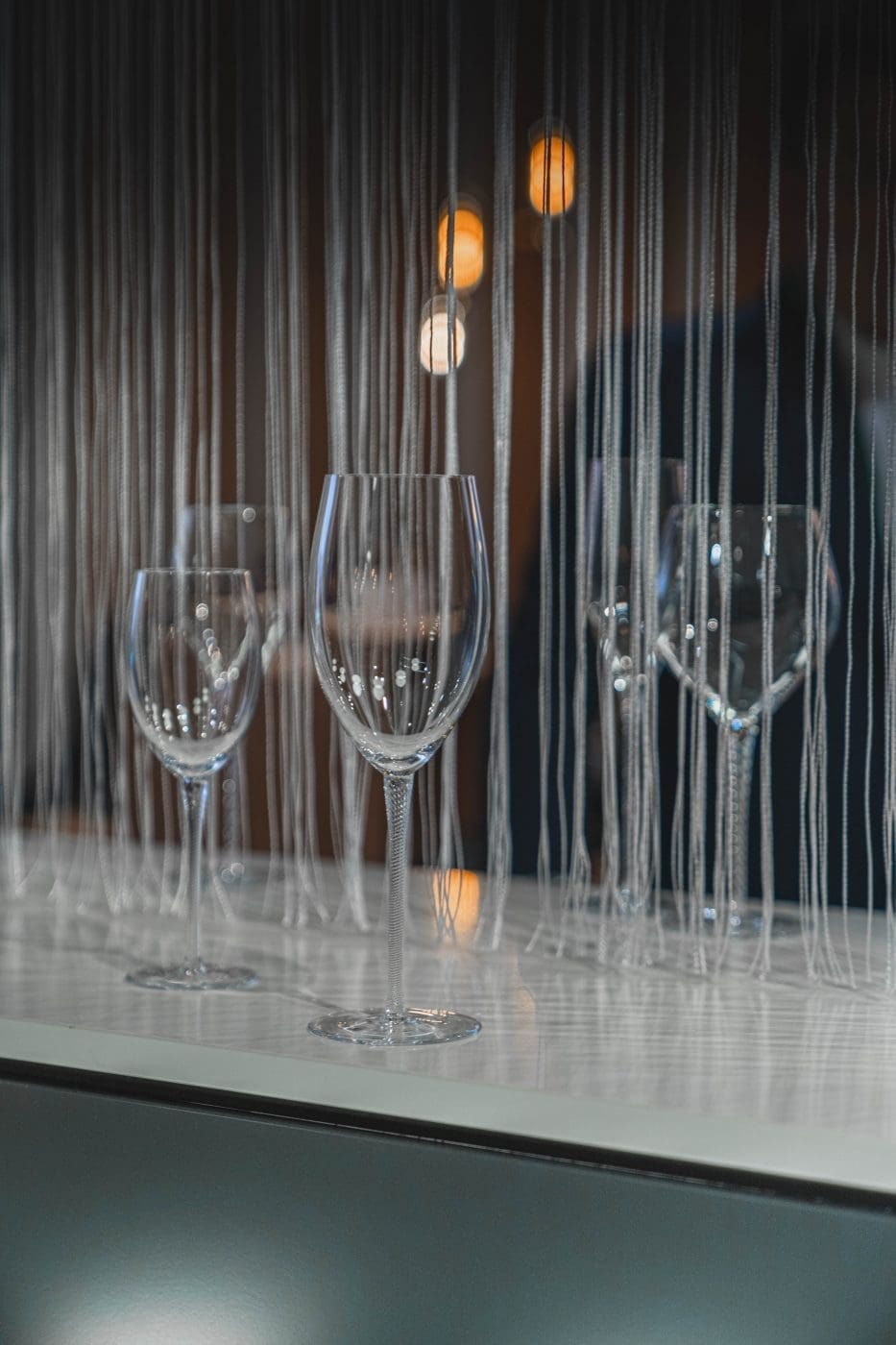 Kirsch-Basilikum Spritz 8 Zwiesel Ambiente 20 18 | Wie klingt eine gute Zeit mit lieben Menschen um einen herum? Für uns ist es der Klang beim Anstoßen mit einem guten Wein oder einem anderen Drink. Er verspricht Geselligkeit, viel Lachen und auch eine gute Portion Leckereien ... zumindest bei uns! Das erste "KLING" eines schönen Abends ist oft das des Aperitifs. Ein leckerer Drink gibt den Ton für den Abend vor und ist der Start unserer geselligen Runden. Ein sehr liebgewonnener Aperitif ist unser Kirsch-Basilikum Spritz und das Rezept dafür verraten wir euch gleich. Vorher zeigen wir euch auch noch ein paar unserer liebsten Neuheiten der neuen Dachmarke ZWIESEL GLAS von der diesjährigen Ambiente.