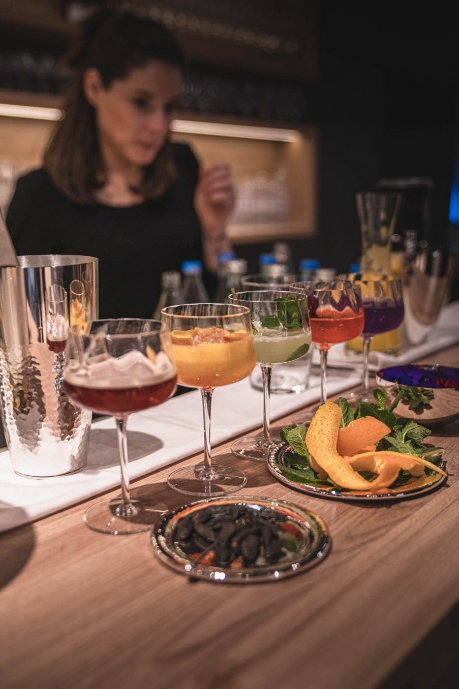 Kirsch-Basilikum Spritz 15 Zwiesel Ambiente 20 27 | Wie klingt eine gute Zeit mit lieben Menschen um einen herum? Für uns ist es der Klang beim Anstoßen mit einem guten Wein oder einem anderen Drink. Er verspricht Geselligkeit, viel Lachen und auch eine gute Portion Leckereien ... zumindest bei uns! Das erste "KLING" eines schönen Abends ist oft das des Aperitifs. Ein leckerer Drink gibt den Ton für den Abend vor und ist der Start unserer geselligen Runden. Ein sehr liebgewonnener Aperitif ist unser Kirsch-Basilikum Spritz und das Rezept dafür verraten wir euch gleich. Vorher zeigen wir euch auch noch ein paar unserer liebsten Neuheiten der neuen Dachmarke ZWIESEL GLAS von der diesjährigen Ambiente.