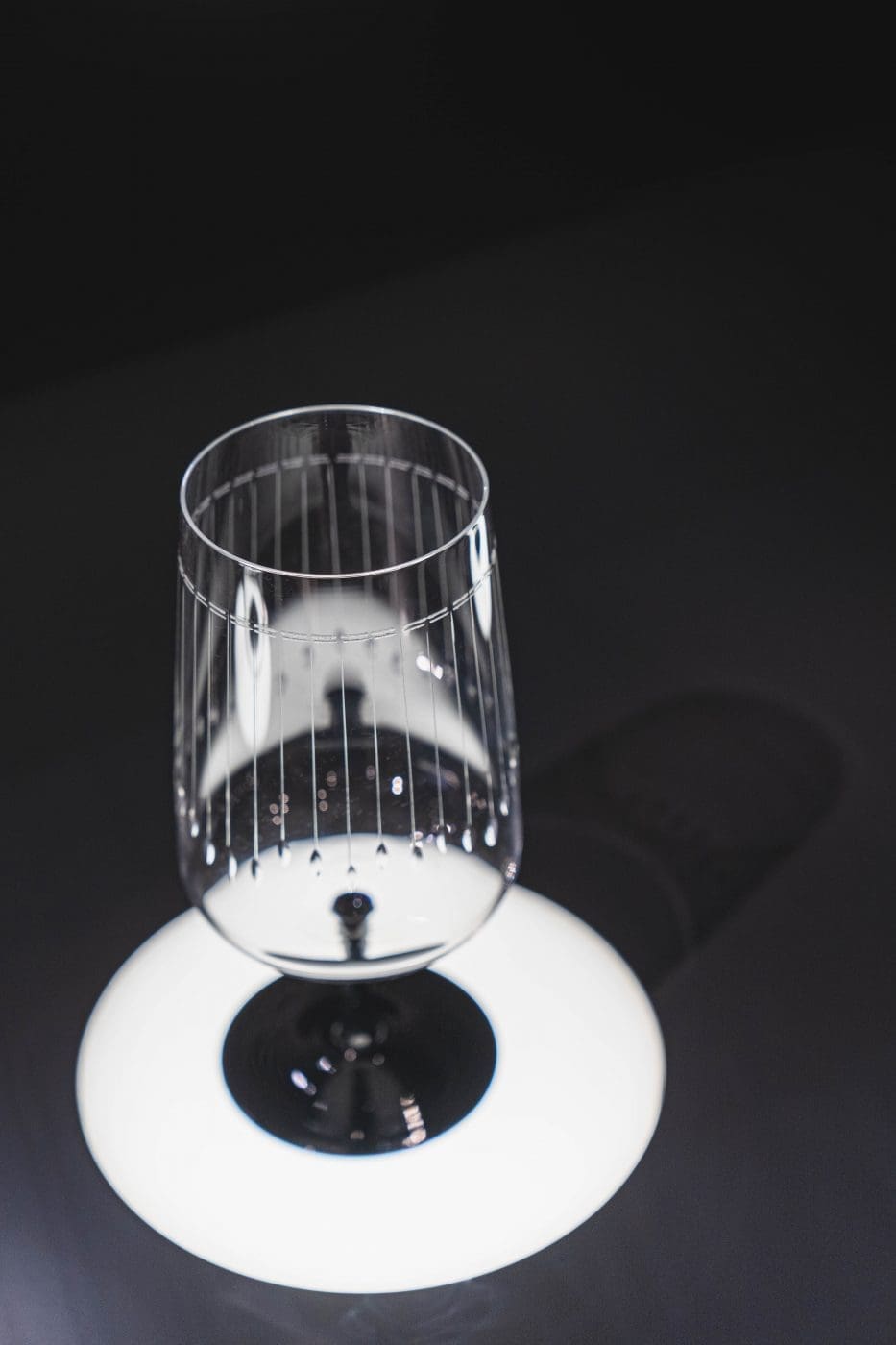 Kirsch-Basilikum Spritz 9 Zwiesel Ambiente 20 35 | Wie klingt eine gute Zeit mit lieben Menschen um einen herum? Für uns ist es der Klang beim Anstoßen mit einem guten Wein oder einem anderen Drink. Er verspricht Geselligkeit, viel Lachen und auch eine gute Portion Leckereien ... zumindest bei uns! Das erste "KLING" eines schönen Abends ist oft das des Aperitifs. Ein leckerer Drink gibt den Ton für den Abend vor und ist der Start unserer geselligen Runden. Ein sehr liebgewonnener Aperitif ist unser Kirsch-Basilikum Spritz und das Rezept dafür verraten wir euch gleich. Vorher zeigen wir euch auch noch ein paar unserer liebsten Neuheiten der neuen Dachmarke ZWIESEL GLAS von der diesjährigen Ambiente.