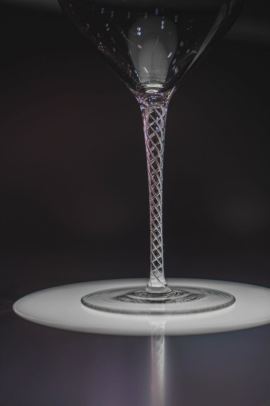 Kirsch-Basilikum Spritz 3 Zwiesel Ambiente 20 8 | Wie klingt eine gute Zeit mit lieben Menschen um einen herum? Für uns ist es der Klang beim Anstoßen mit einem guten Wein oder einem anderen Drink. Er verspricht Geselligkeit, viel Lachen und auch eine gute Portion Leckereien ... zumindest bei uns! Das erste "KLING" eines schönen Abends ist oft das des Aperitifs. Ein leckerer Drink gibt den Ton für den Abend vor und ist der Start unserer geselligen Runden. Ein sehr liebgewonnener Aperitif ist unser Kirsch-Basilikum Spritz und das Rezept dafür verraten wir euch gleich. Vorher zeigen wir euch auch noch ein paar unserer liebsten Neuheiten der neuen Dachmarke ZWIESEL GLAS von der diesjährigen Ambiente.