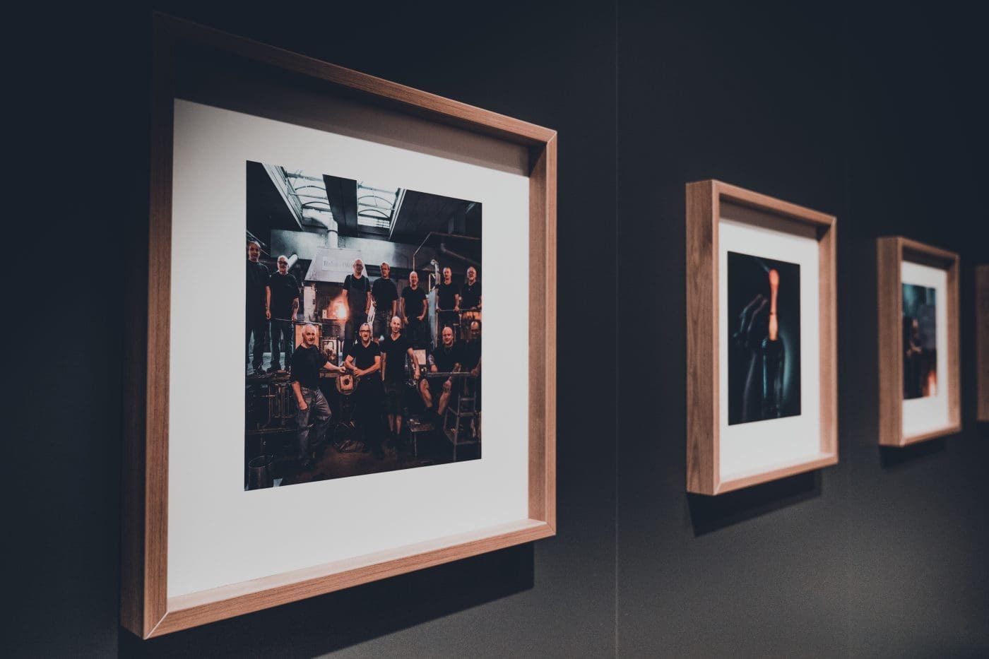 Kirsch-Basilikum Spritz 14 Zwiesel Ambiente20 42 | Wie klingt eine gute Zeit mit lieben Menschen um einen herum? Für uns ist es der Klang beim Anstoßen mit einem guten Wein oder einem anderen Drink. Er verspricht Geselligkeit, viel Lachen und auch eine gute Portion Leckereien ... zumindest bei uns! Das erste "KLING" eines schönen Abends ist oft das des Aperitifs. Ein leckerer Drink gibt den Ton für den Abend vor und ist der Start unserer geselligen Runden. Ein sehr liebgewonnener Aperitif ist unser Kirsch-Basilikum Spritz und das Rezept dafür verraten wir euch gleich. Vorher zeigen wir euch auch noch ein paar unserer liebsten Neuheiten der neuen Dachmarke ZWIESEL GLAS von der diesjährigen Ambiente.