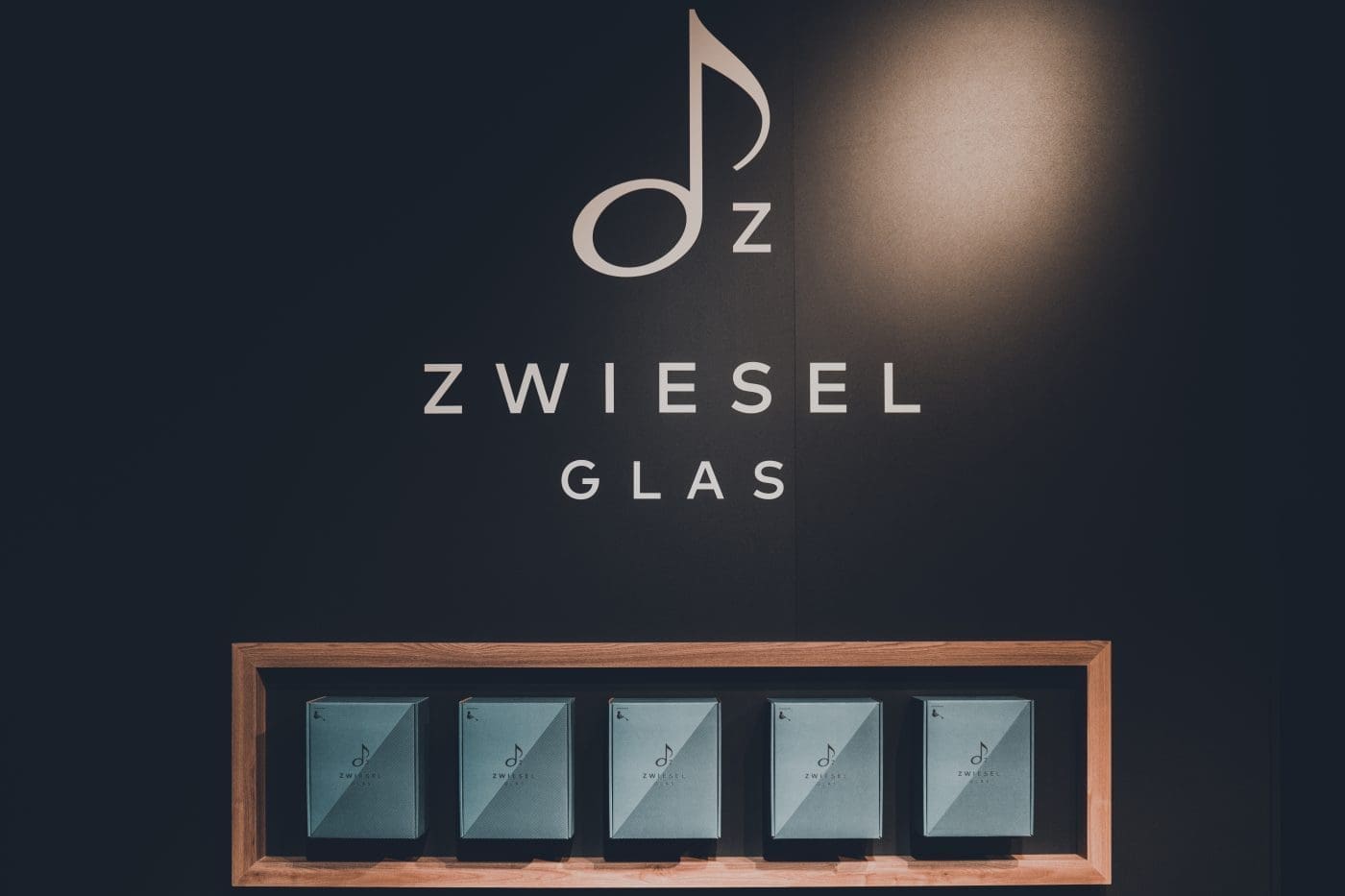 Kirsch-Basilikum Spritz 12 Zwiesel Ambiente20 47 | Wie klingt eine gute Zeit mit lieben Menschen um einen herum? Für uns ist es der Klang beim Anstoßen mit einem guten Wein oder einem anderen Drink. Er verspricht Geselligkeit, viel Lachen und auch eine gute Portion Leckereien ... zumindest bei uns! Das erste "KLING" eines schönen Abends ist oft das des Aperitifs. Ein leckerer Drink gibt den Ton für den Abend vor und ist der Start unserer geselligen Runden. Ein sehr liebgewonnener Aperitif ist unser Kirsch-Basilikum Spritz und das Rezept dafür verraten wir euch gleich. Vorher zeigen wir euch auch noch ein paar unserer liebsten Neuheiten der neuen Dachmarke ZWIESEL GLAS von der diesjährigen Ambiente.