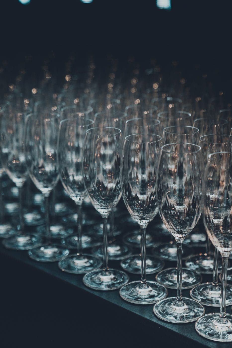 Kirsch-Basilikum Spritz 11 Zwiesel Ambiente20 49 | Wie klingt eine gute Zeit mit lieben Menschen um einen herum? Für uns ist es der Klang beim Anstoßen mit einem guten Wein oder einem anderen Drink. Er verspricht Geselligkeit, viel Lachen und auch eine gute Portion Leckereien ... zumindest bei uns! Das erste "KLING" eines schönen Abends ist oft das des Aperitifs. Ein leckerer Drink gibt den Ton für den Abend vor und ist der Start unserer geselligen Runden. Ein sehr liebgewonnener Aperitif ist unser Kirsch-Basilikum Spritz und das Rezept dafür verraten wir euch gleich. Vorher zeigen wir euch auch noch ein paar unserer liebsten Neuheiten der neuen Dachmarke ZWIESEL GLAS von der diesjährigen Ambiente.