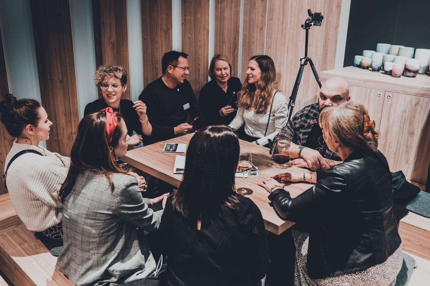 Kirsch-Basilikum Spritz 13 Zwiesel Ambiente20 51 | Wie klingt eine gute Zeit mit lieben Menschen um einen herum? Für uns ist es der Klang beim Anstoßen mit einem guten Wein oder einem anderen Drink. Er verspricht Geselligkeit, viel Lachen und auch eine gute Portion Leckereien ... zumindest bei uns! Das erste "KLING" eines schönen Abends ist oft das des Aperitifs. Ein leckerer Drink gibt den Ton für den Abend vor und ist der Start unserer geselligen Runden. Ein sehr liebgewonnener Aperitif ist unser Kirsch-Basilikum Spritz und das Rezept dafür verraten wir euch gleich. Vorher zeigen wir euch auch noch ein paar unserer liebsten Neuheiten der neuen Dachmarke ZWIESEL GLAS von der diesjährigen Ambiente.