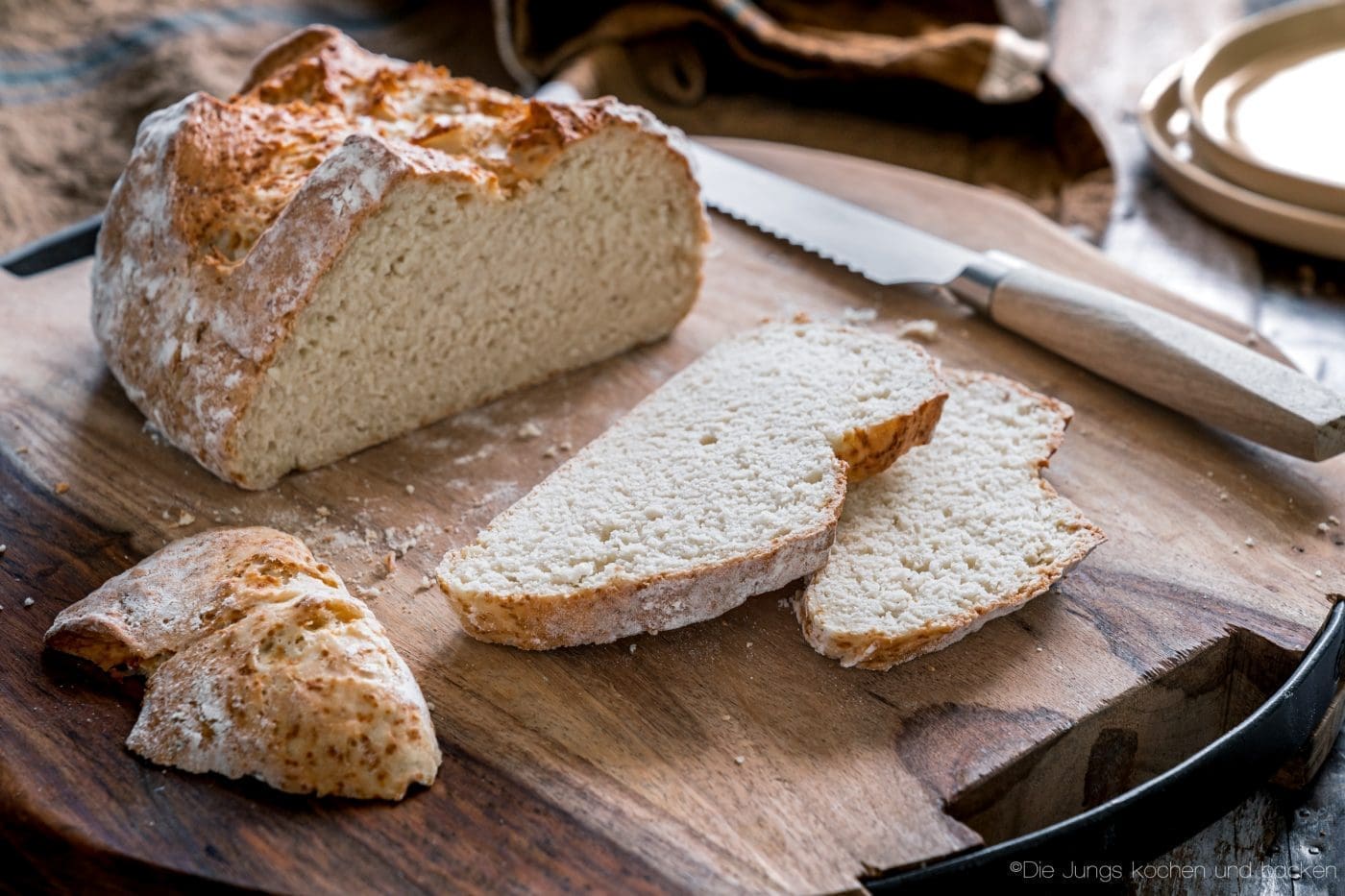 7 einfache Brotrezepte 2 schnelles Quarkbrot ohne Hefe 3 | Wie fange ich das hier an?! Jeder wird bombardiert mit den Infos zur aktuellen Situation um COVID-19. In den letzten 5 Tagen hat sich das Leben von so vielen Menschen auf der Welt verändert, wie man es wohl nicht für möglich gehalten hat. Wir sollen drinnen bleiben, Quarantäne ist für viele Realität und die Supermärkte kämpfen gegen Windmühlen. Also ist Selbstversorgung ein Aspekt, der nicht nur Spaß macht, sondern auch vieles erleichtert. Wir backen unser Brot selbst und mit diesen 7 einfachen Brotrezepten macht ihr das auch ohne Probleme!