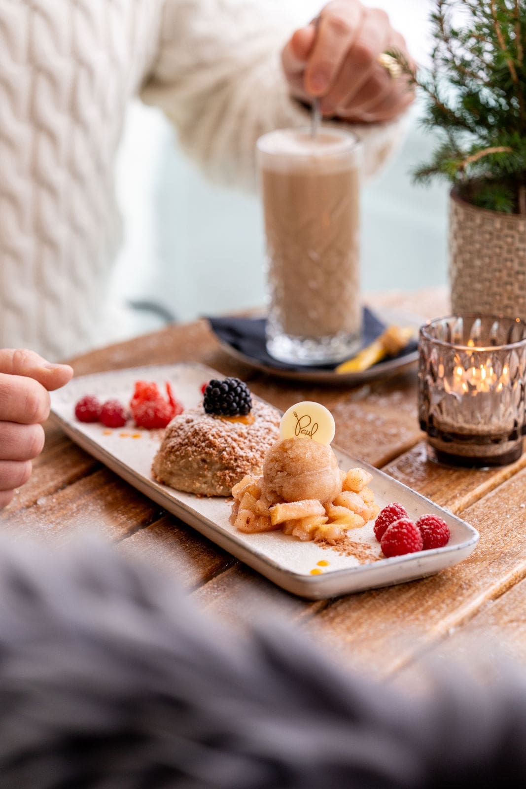 74 Paul 1123 teil212 | Hast du schon einmal Brownies gegessen, die so grandios saftig waren, dass sie auf der Zunge zerschmolzen sind – und dabei auch noch "gesund"? Das Geheimnis liegt in einer Zutat, die du vielleicht nicht erwartest: Zucchini! Sie macht diese Brownies nicht nur unwiderstehlich feucht, sondern ist auch perfekt für alle, die auf tierische Produkte verzichten möchten. Egal, ob du vegan lebst, dich gesünder ernähren willst oder einfach Lust auf ein schokoladiges Dessert hast – vegane Zucchini Brownies werden euch garantiert begeistern!