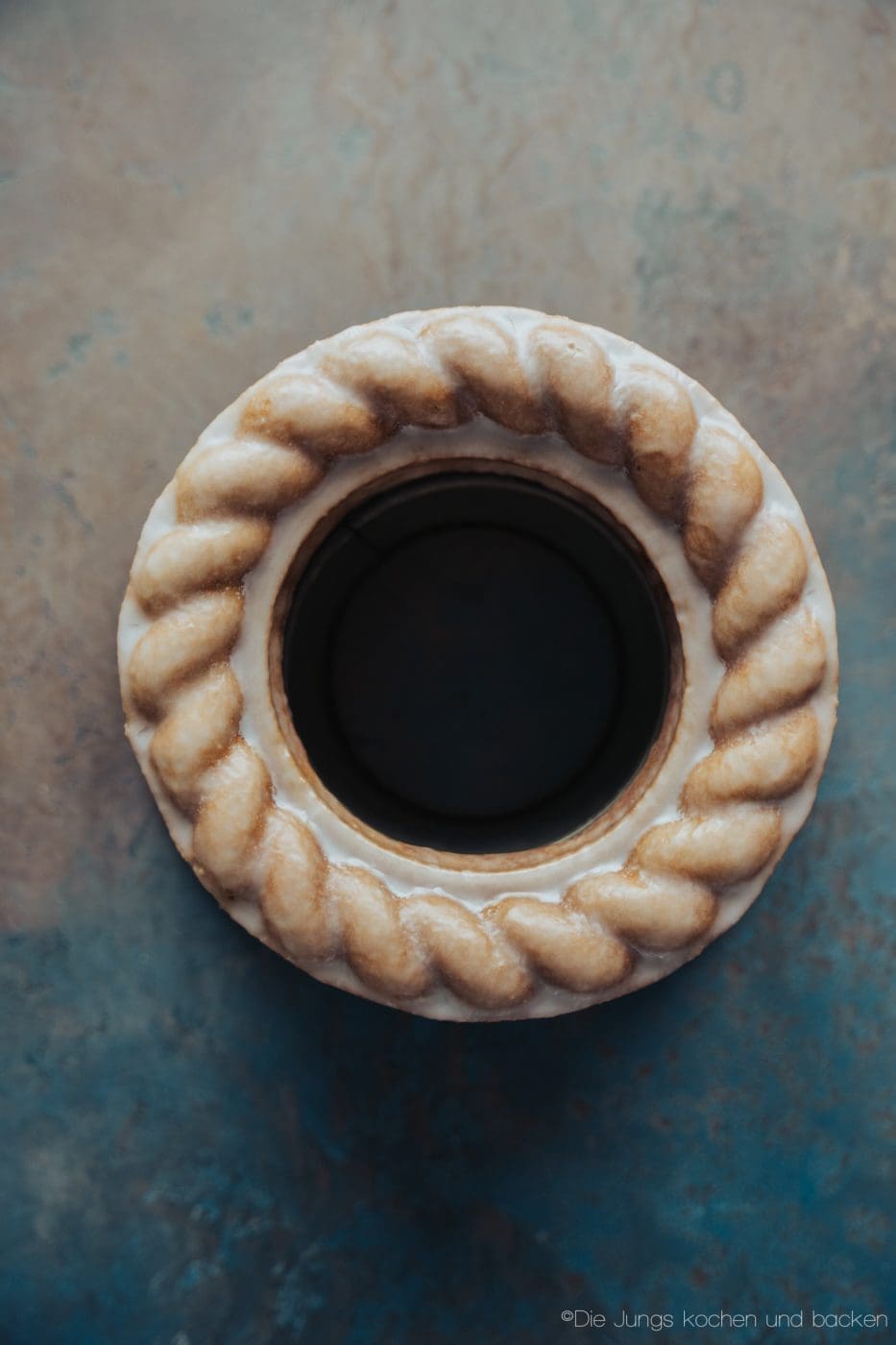 Bananenkuchen Zitrone 1 | Torsten ist ja immer gut für eine spontane Backaktion! Dann kommt er plötzlich zu mir ins Büro mit den Worten: "Sei nicht böse, aber ich hab einen Kuchen gebacken!" - Als ob?! Genau so ist auch dieser saftige Bananenkuchen mit Zitrone entstanden. Wie so oft, lagen eine Menge Bananen in der Obstschale und mussten dringend weg.