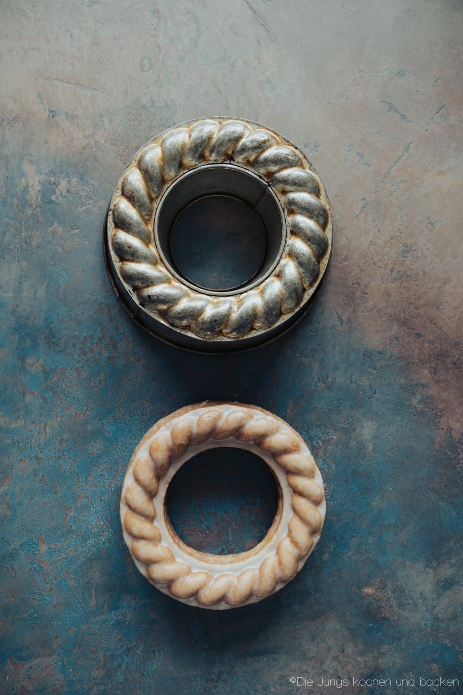 Bananenkuchen Zitrone 3 | Torsten ist ja immer gut für eine spontane Backaktion! Dann kommt er plötzlich zu mir ins Büro mit den Worten: "Sei nicht böse, aber ich hab einen Kuchen gebacken!" - Als ob?! Genau so ist auch dieser saftige Bananenkuchen mit Zitrone entstanden. Wie so oft, lagen eine Menge Bananen in der Obstschale und mussten dringend weg.