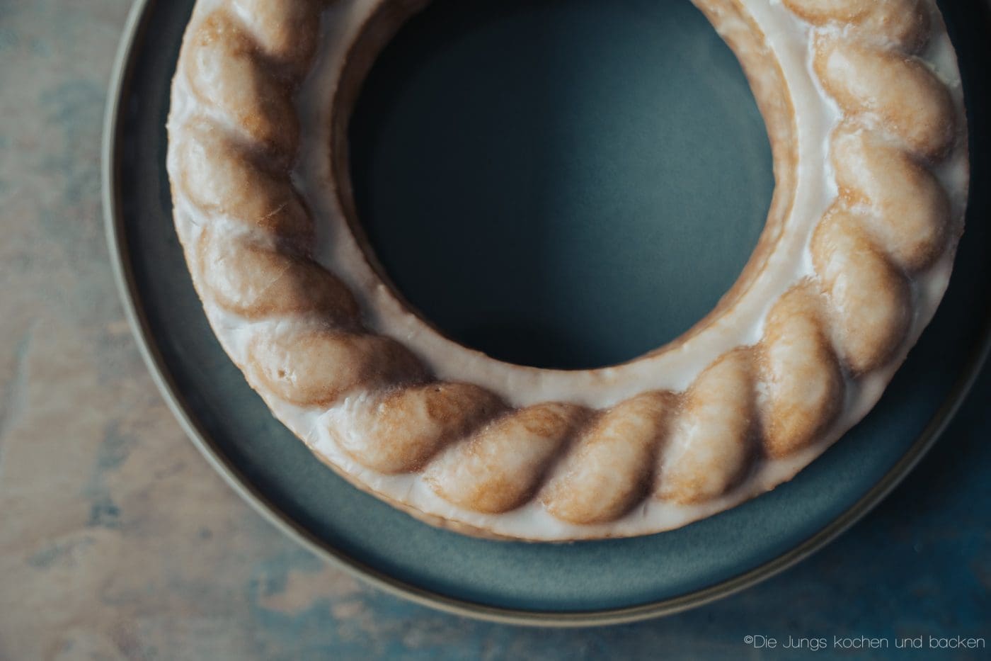 Bananenkuchen Zitrone 5 | Torsten ist ja immer gut für eine spontane Backaktion! Dann kommt er plötzlich zu mir ins Büro mit den Worten: "Sei nicht böse, aber ich hab einen Kuchen gebacken!" - Als ob?! Genau so ist auch dieser saftige Bananenkuchen mit Zitrone entstanden. Wie so oft, lagen eine Menge Bananen in der Obstschale und mussten dringend weg.